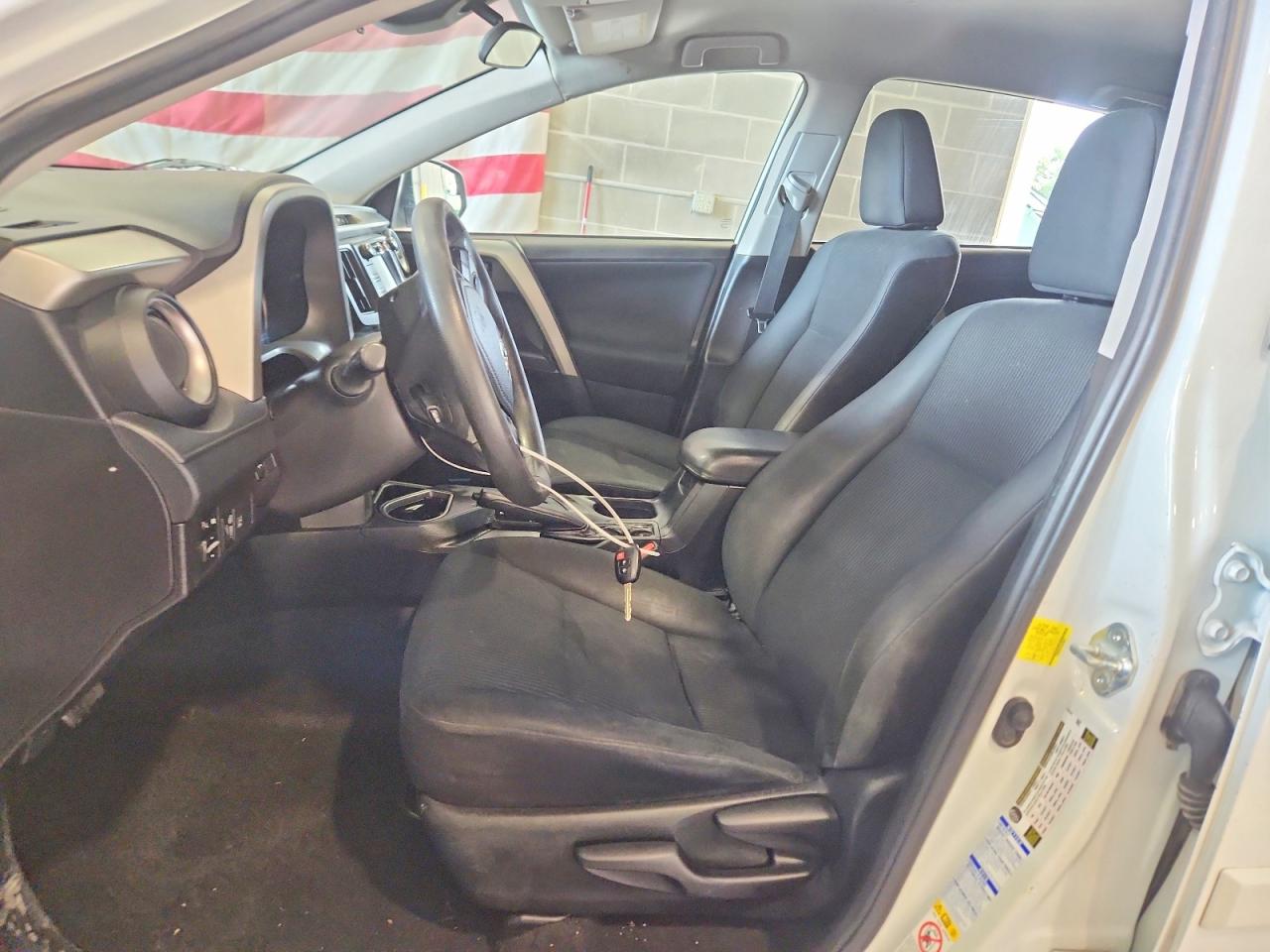 2018 Toyota Rav4 White vin: 2T3BFREV8JW705917