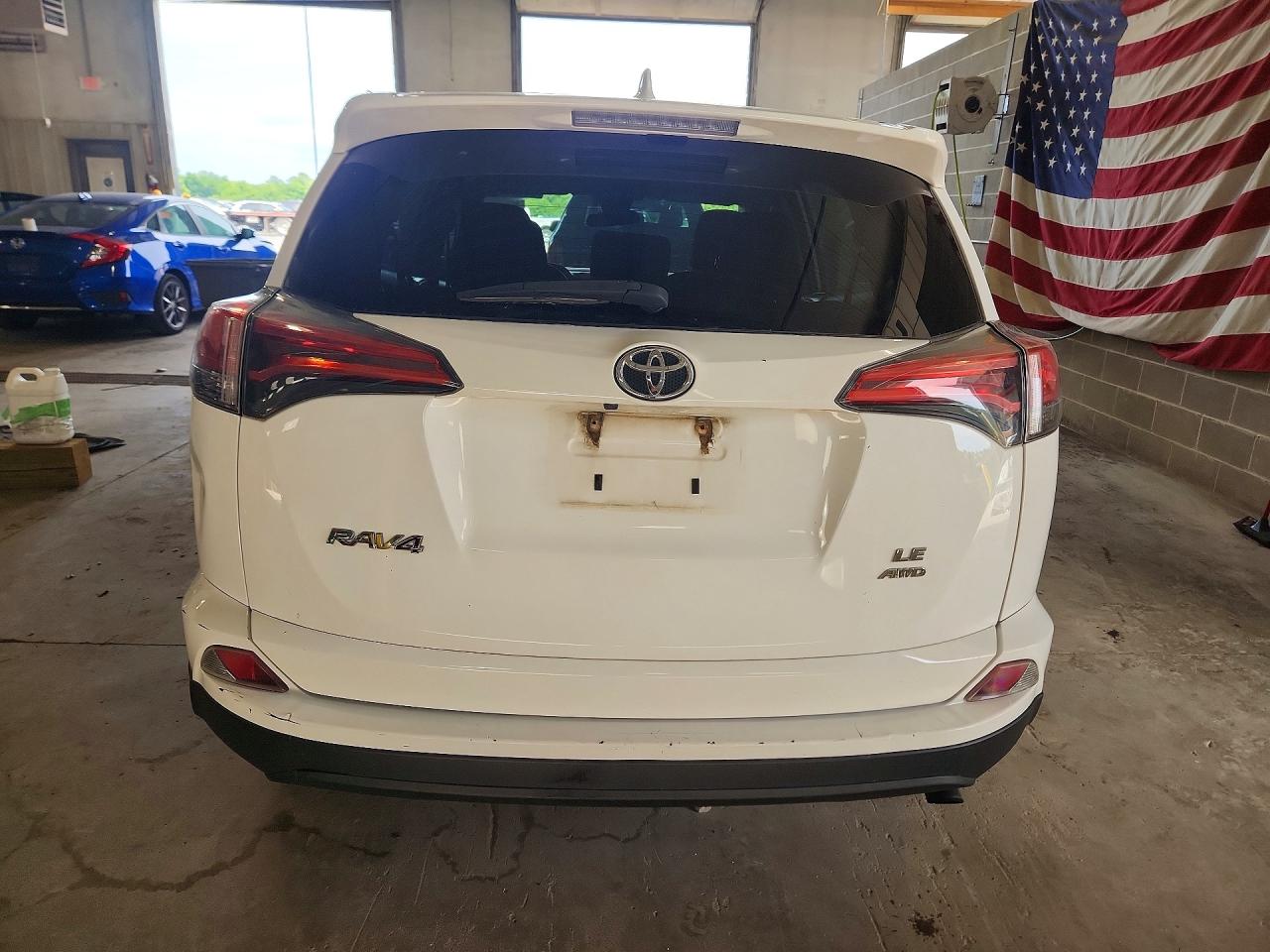 2018 Toyota Rav4 White vin: 2T3BFREV8JW705917