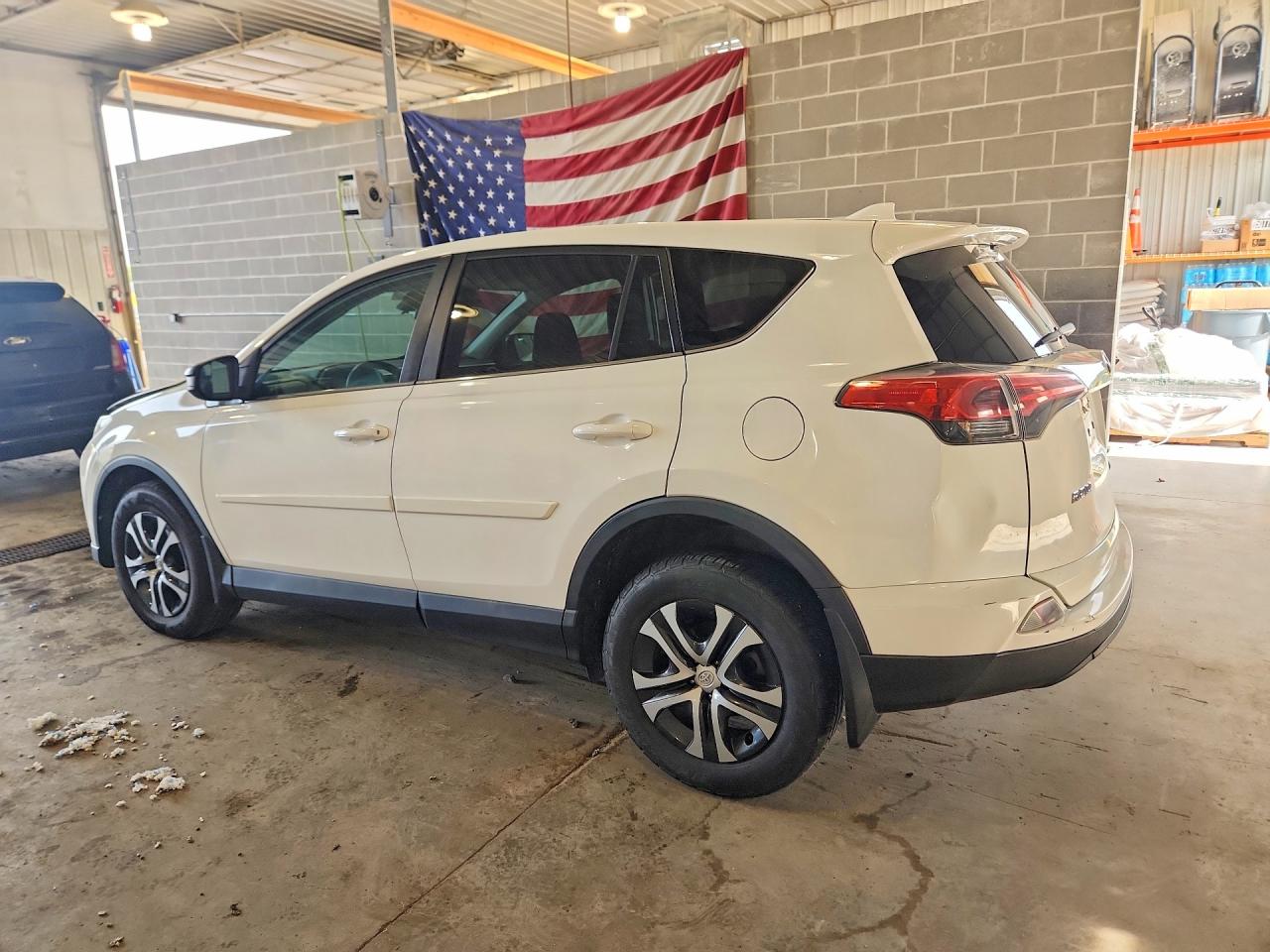2018 Toyota Rav4 White vin: 2T3BFREV8JW705917