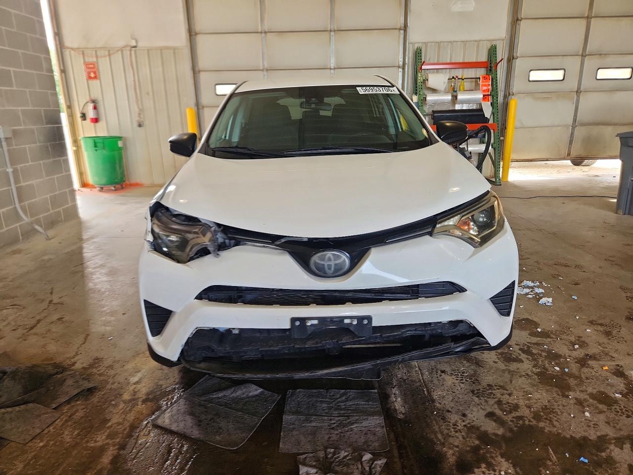 2018 Toyota Rav4 White vin: 2T3BFREV8JW705917