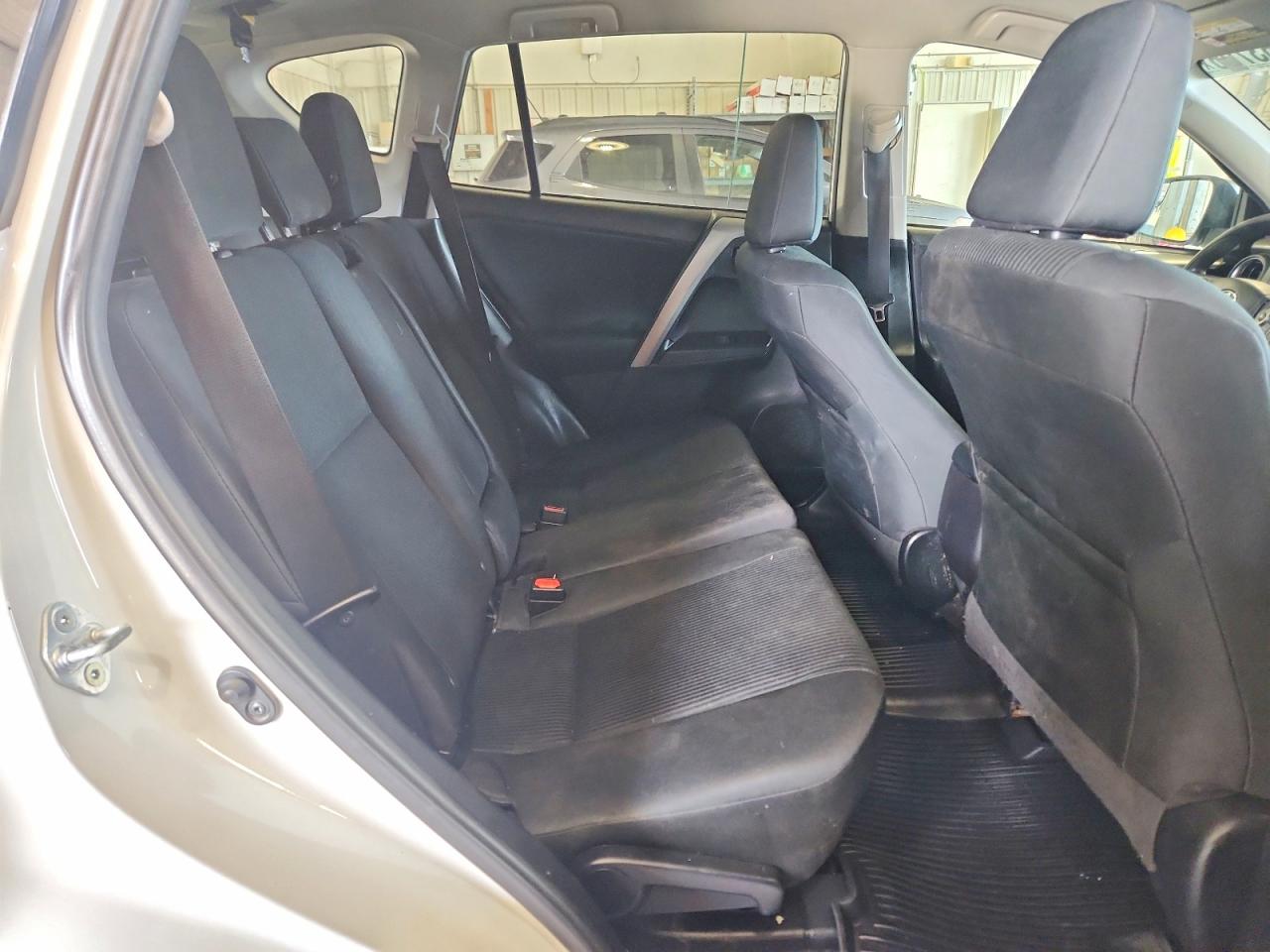 2018 Toyota Rav4 White vin: 2T3BFREV8JW705917