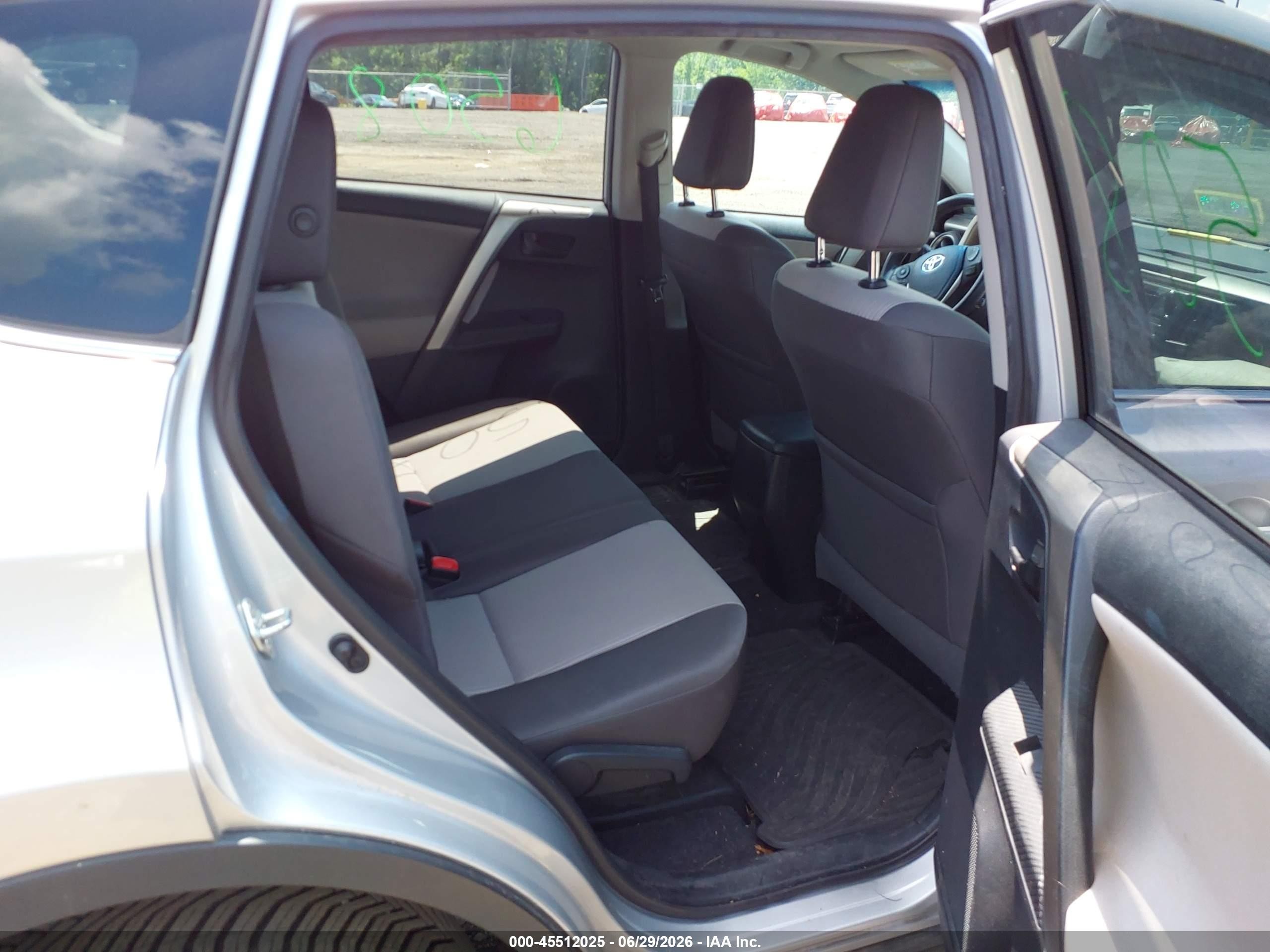 2015 Toyota Rav4 Le Silver vin: 2T3BFREV9FW259221
