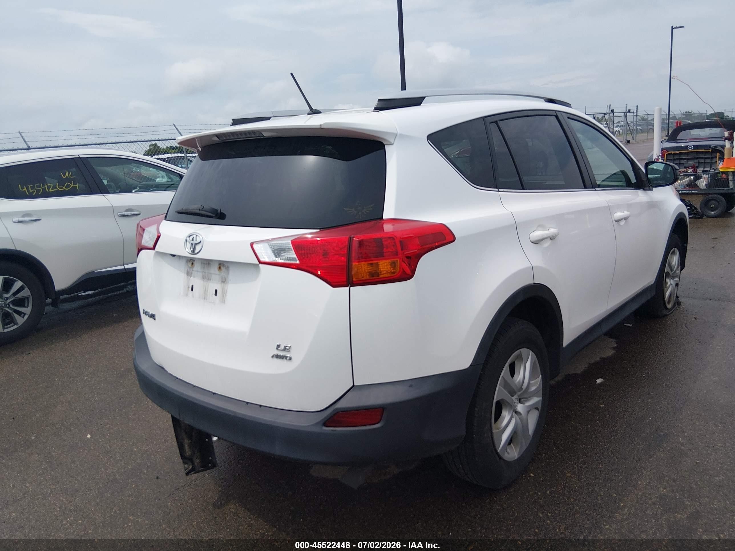 2015 Toyota Rav4 Le White vin: 2T3BFREV9FW322592