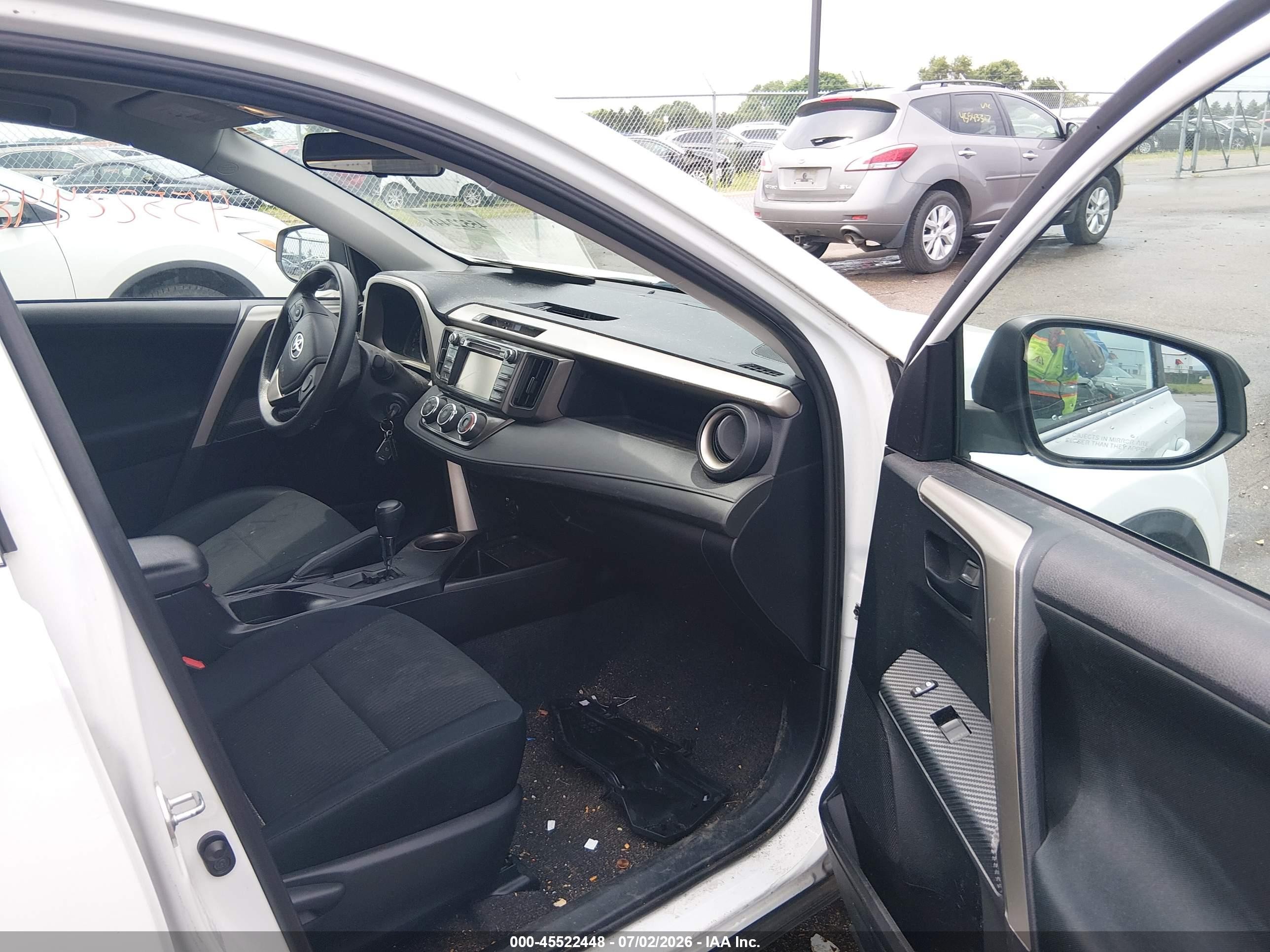 2015 Toyota Rav4 Le White vin: 2T3BFREV9FW322592