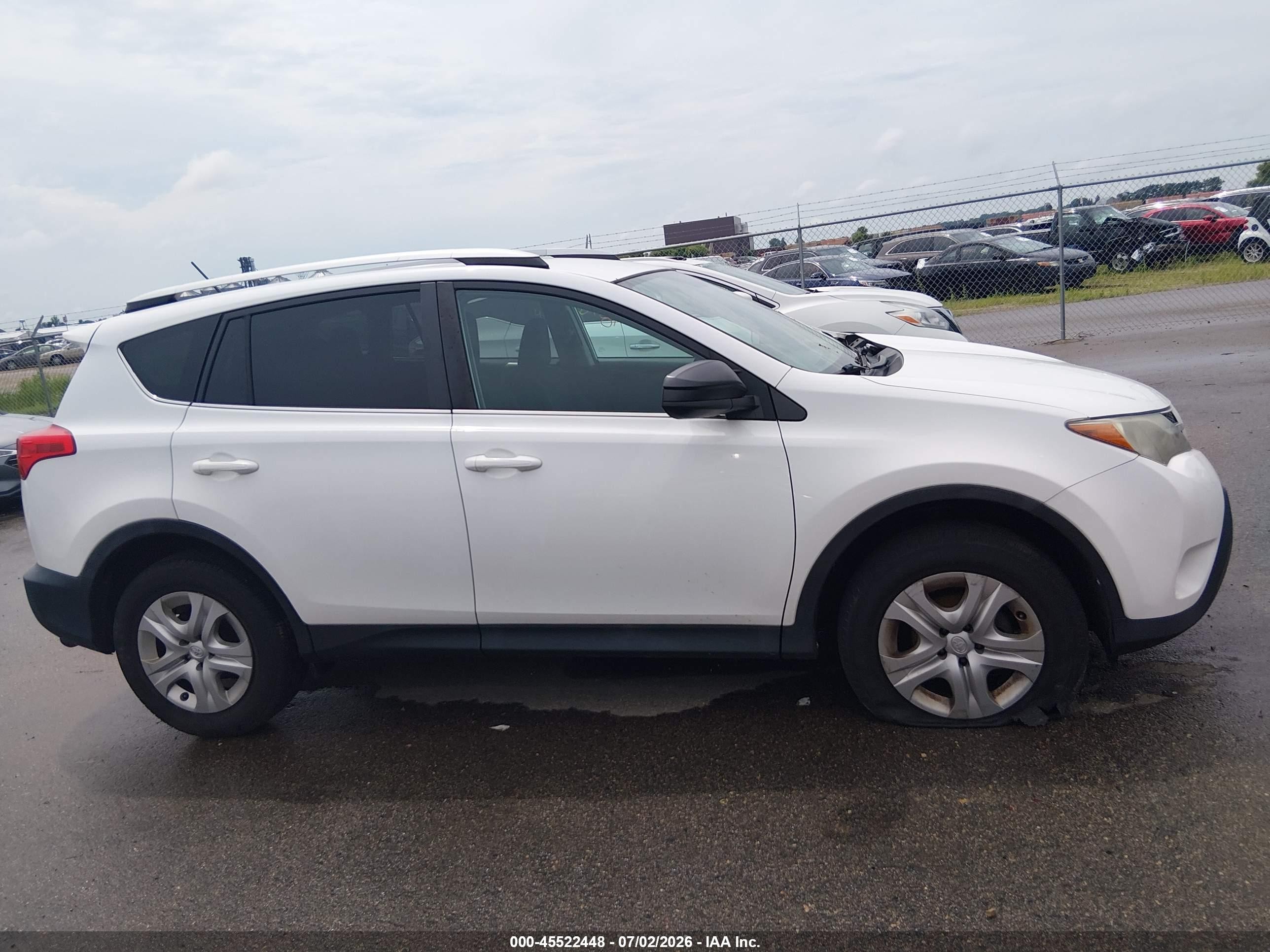 2015 Toyota Rav4 Le White vin: 2T3BFREV9FW322592