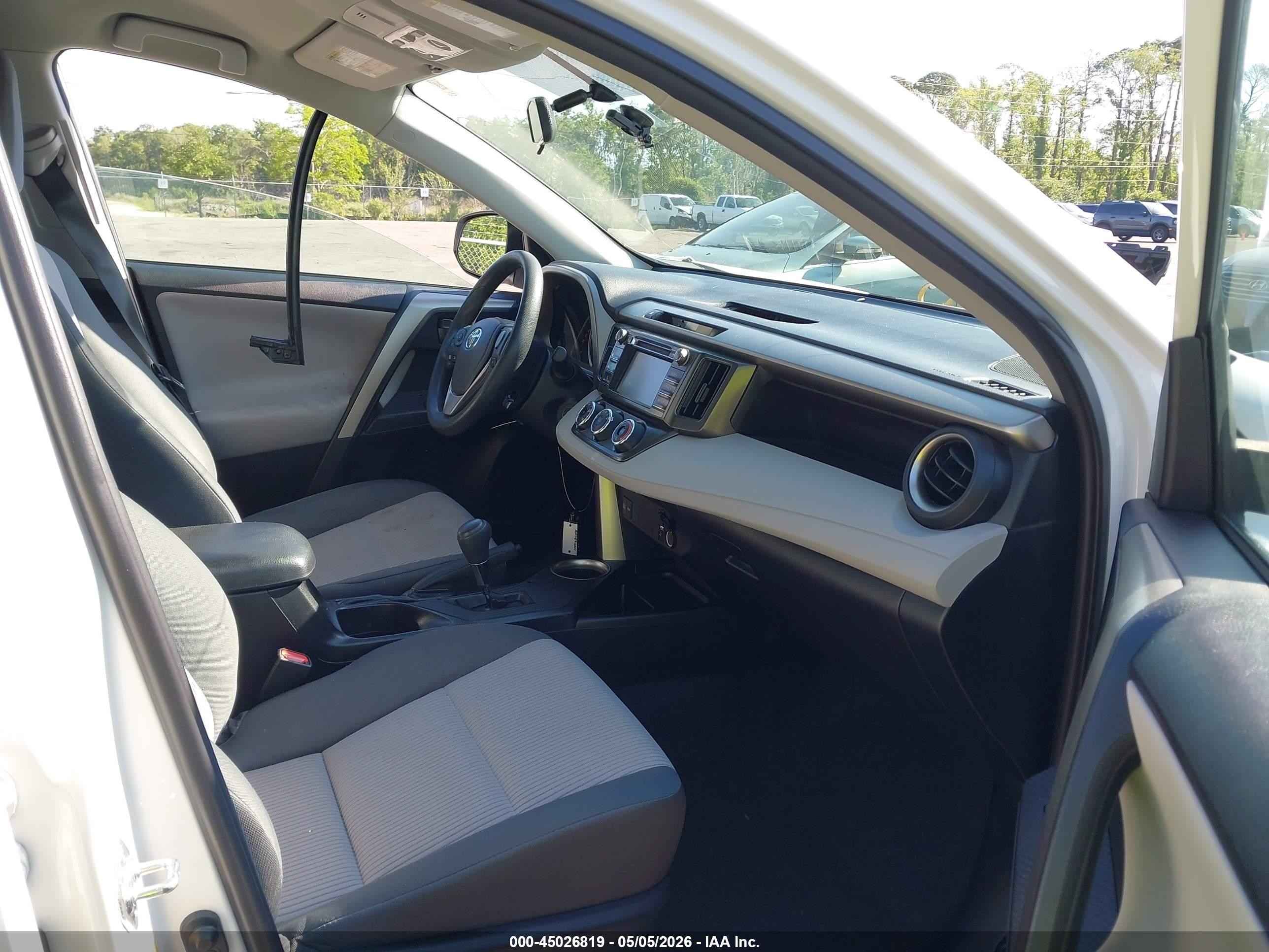 2015 Toyota Rav4 Le White vin: 2T3BFREV9FW351025