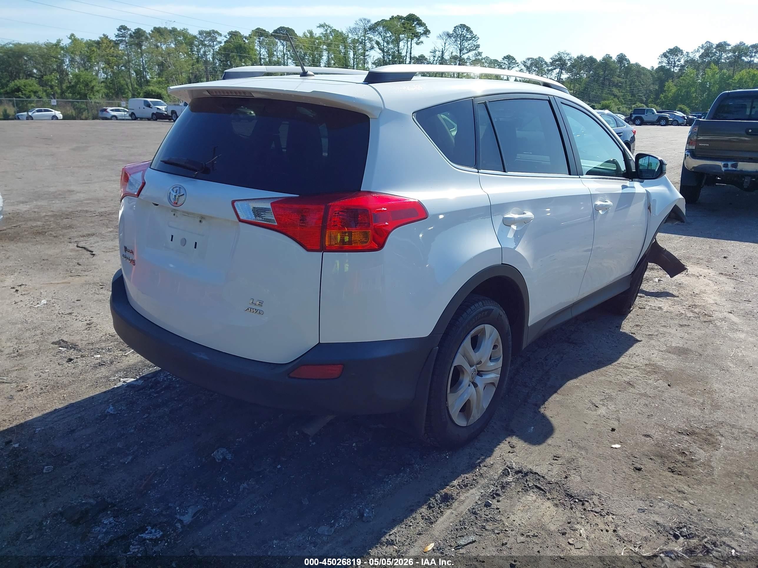 2015 Toyota Rav4 Le White vin: 2T3BFREV9FW351025