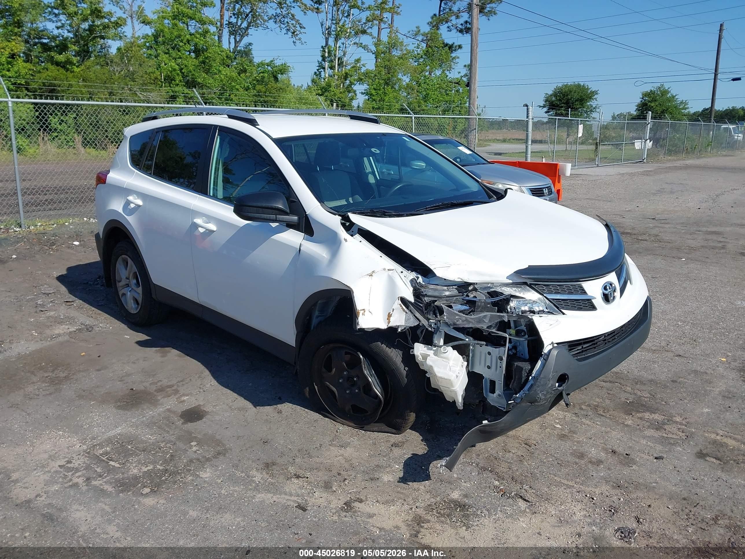 2015 Toyota Rav4 Le White vin: 2T3BFREV9FW351025