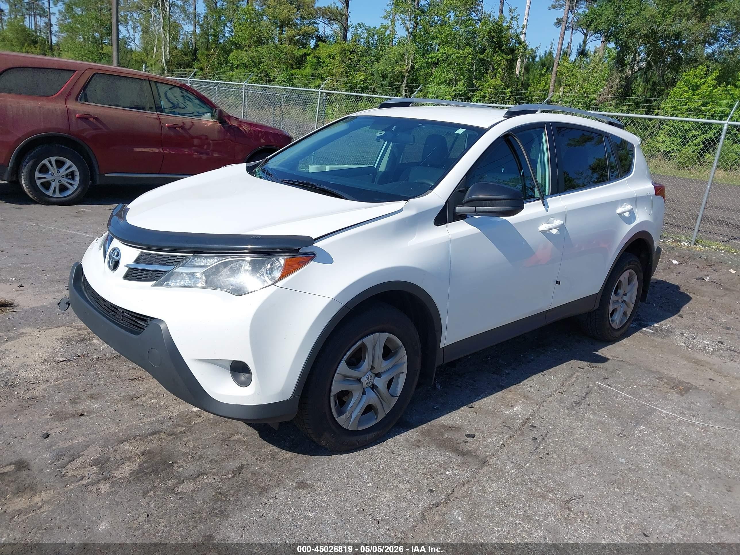 2015 Toyota Rav4 Le White vin: 2T3BFREV9FW351025