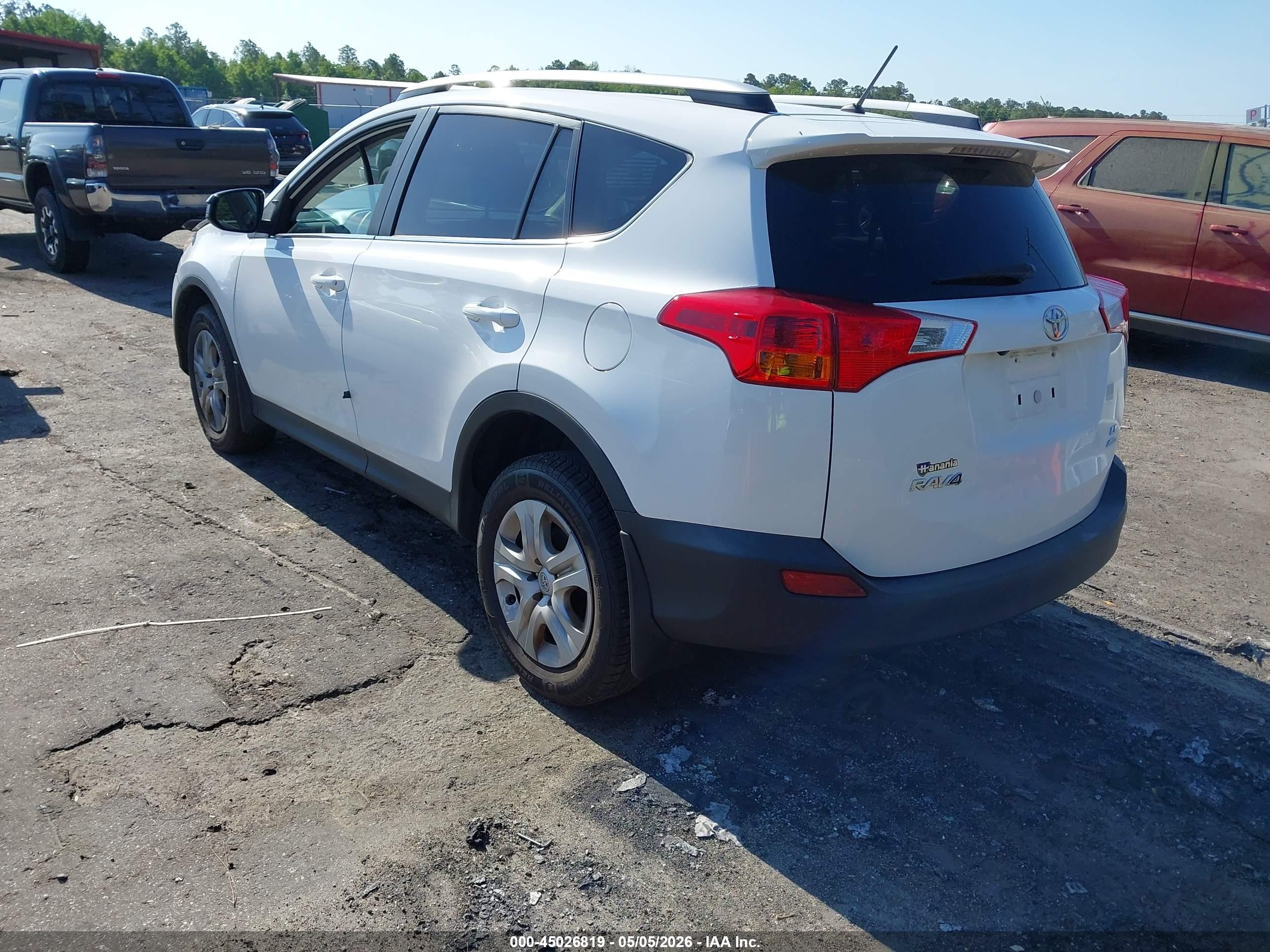 2015 Toyota Rav4 Le White vin: 2T3BFREV9FW351025