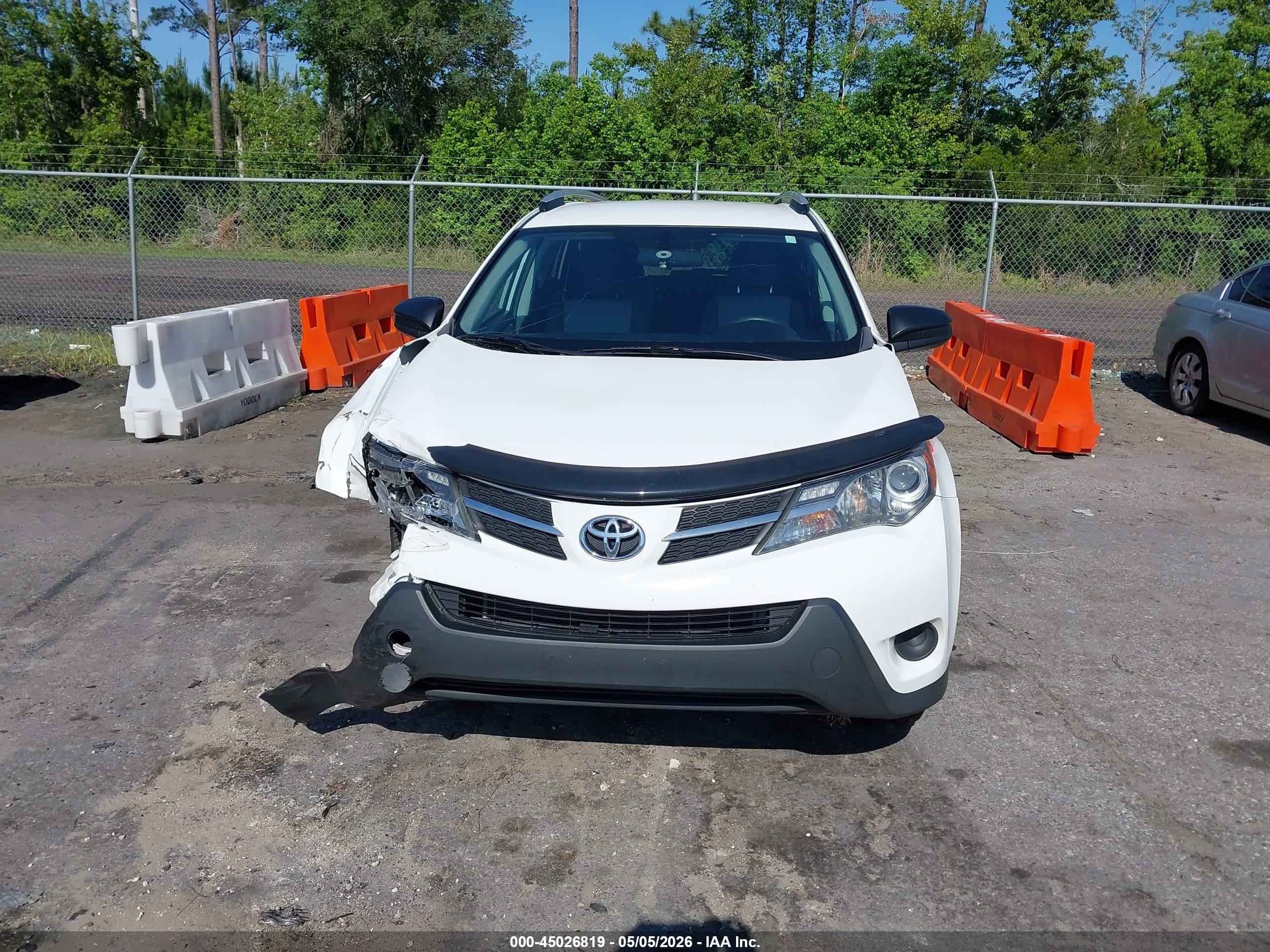 2015 Toyota Rav4 Le White vin: 2T3BFREV9FW351025