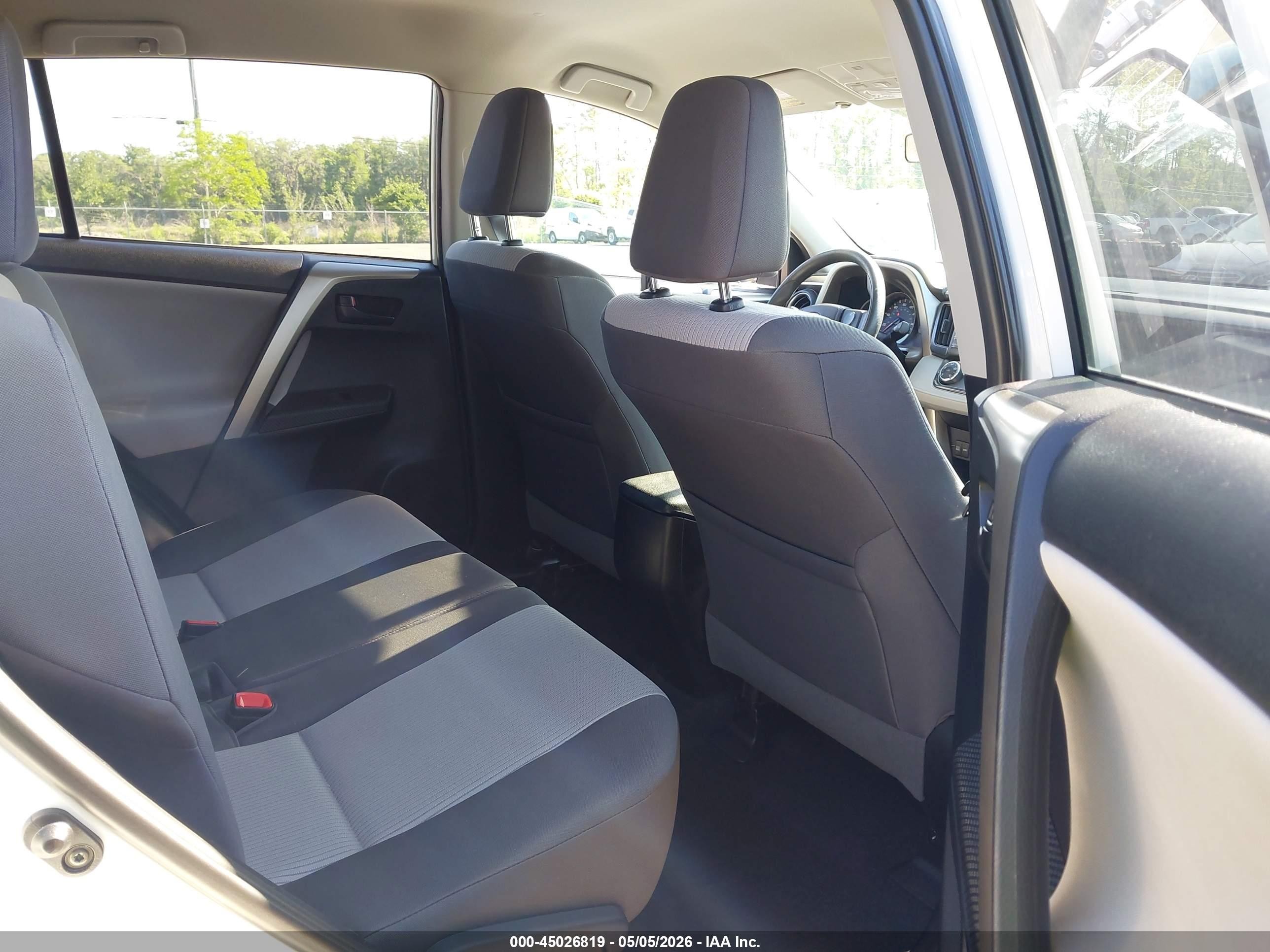 2015 Toyota Rav4 Le White vin: 2T3BFREV9FW351025
