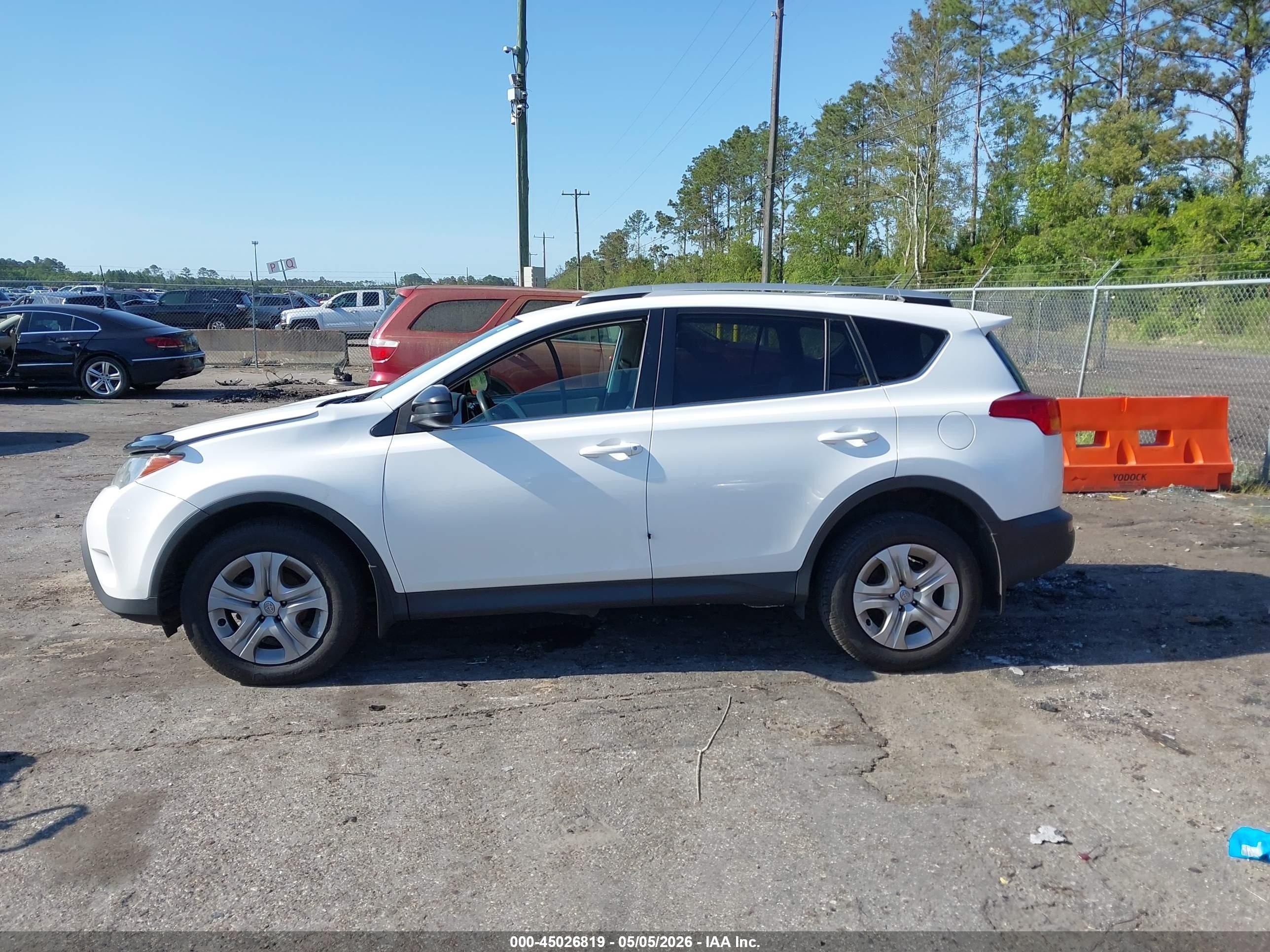 2015 Toyota Rav4 Le White vin: 2T3BFREV9FW351025