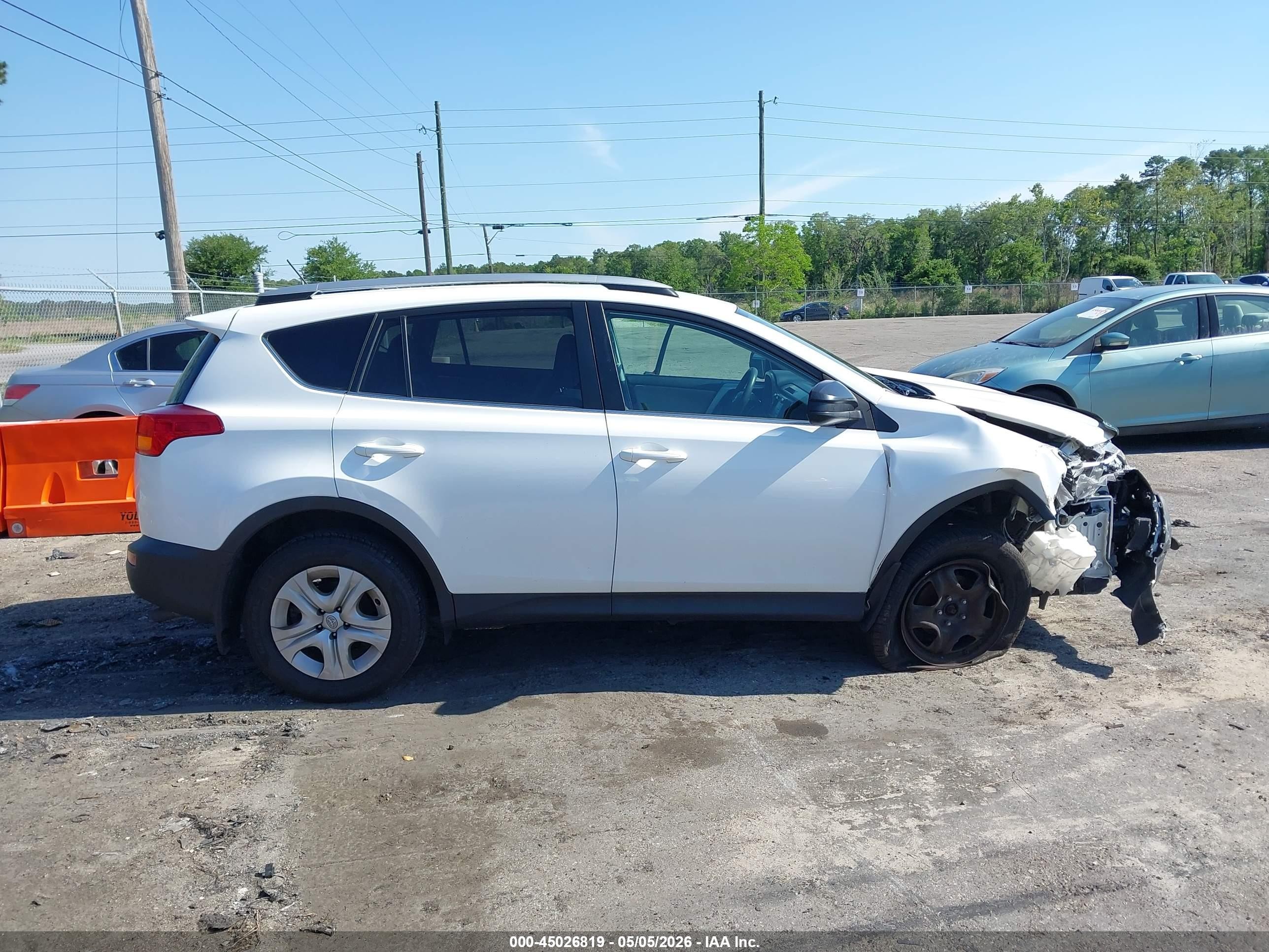 2015 Toyota Rav4 Le White vin: 2T3BFREV9FW351025