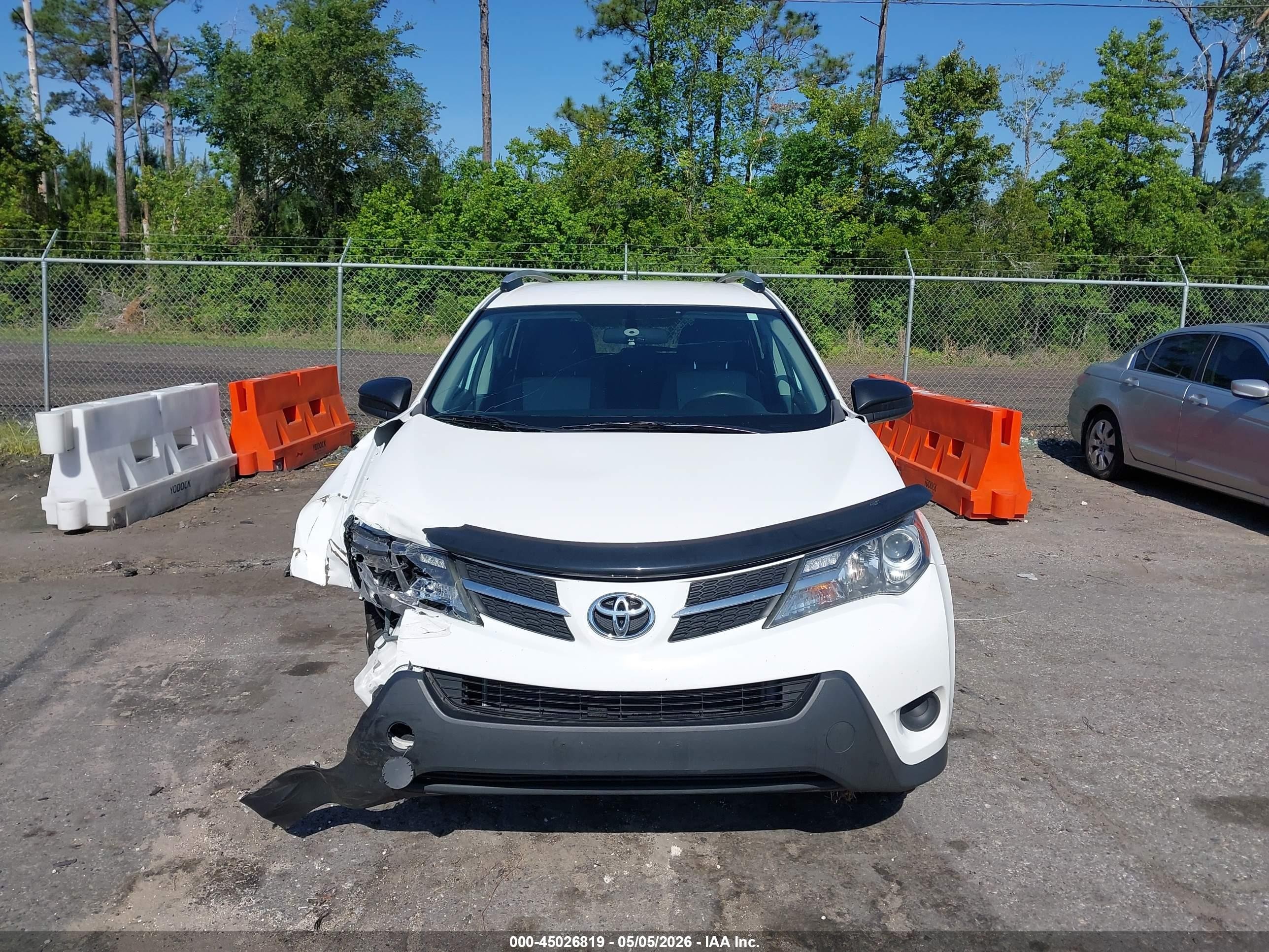 2015 Toyota Rav4 Le White vin: 2T3BFREV9FW351025