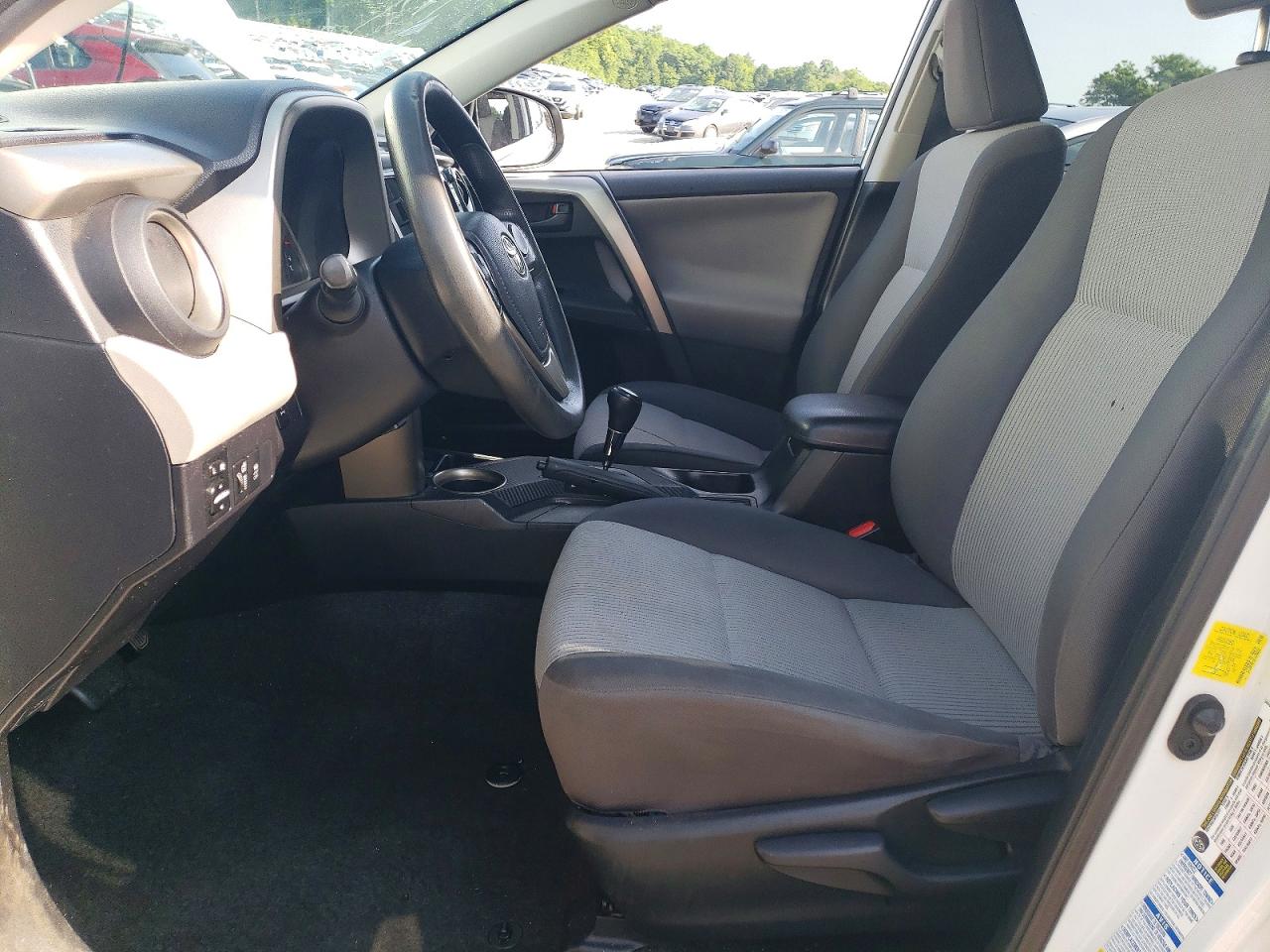 2015 Toyota Rav4 Le White vin: 2T3BFREV9FW354992