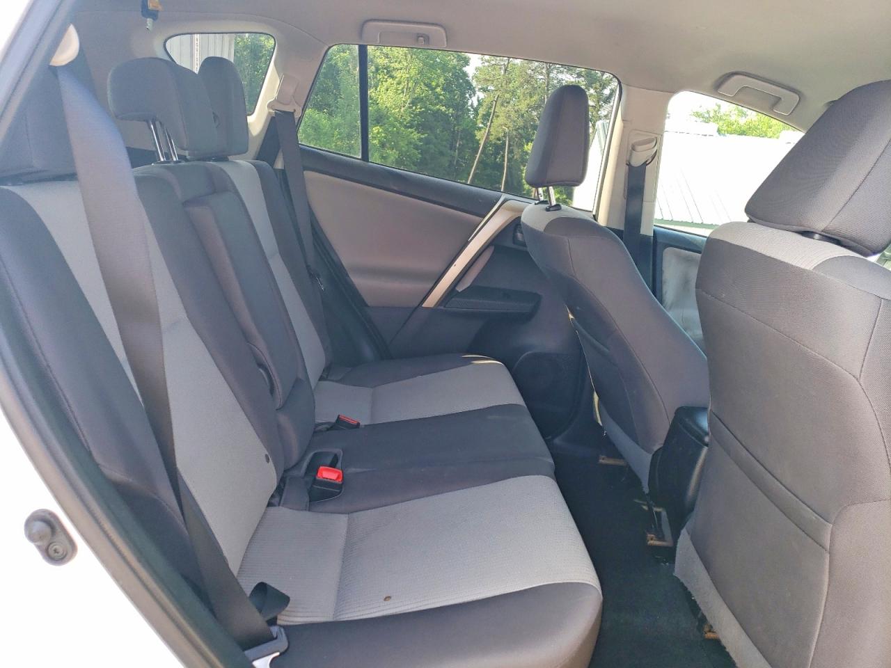 2015 Toyota Rav4 Le White vin: 2T3BFREV9FW354992