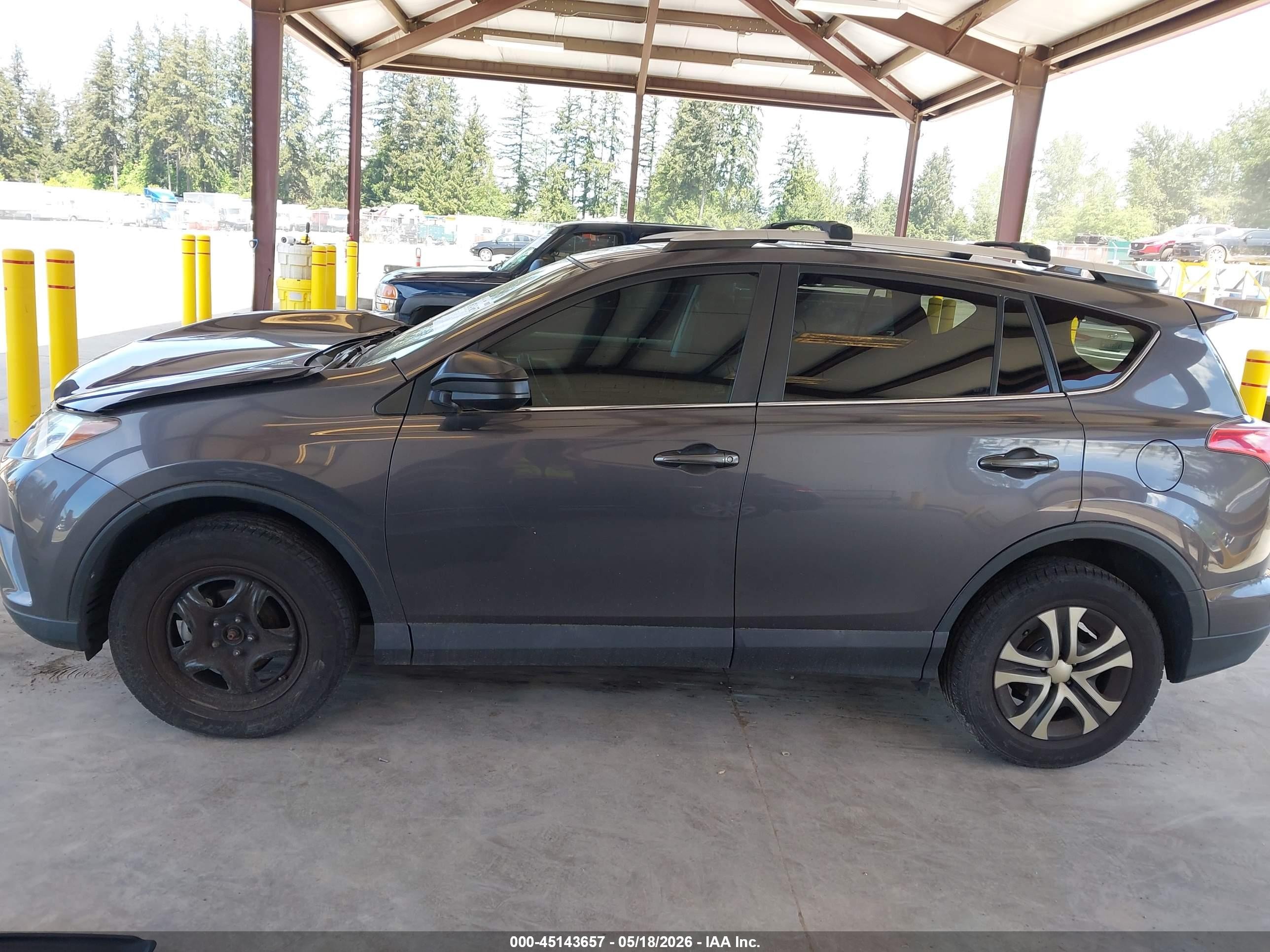 2016 Toyota Rav4 Le Gray vin: 2T3BFREV9GW495076