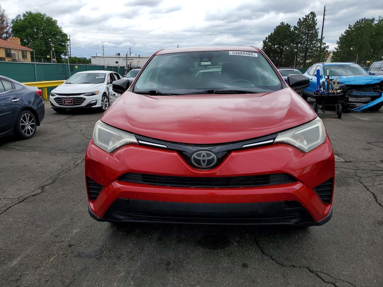 2017 Toyota Rav4 Le Red vin: 2T3BFREVXHW663020