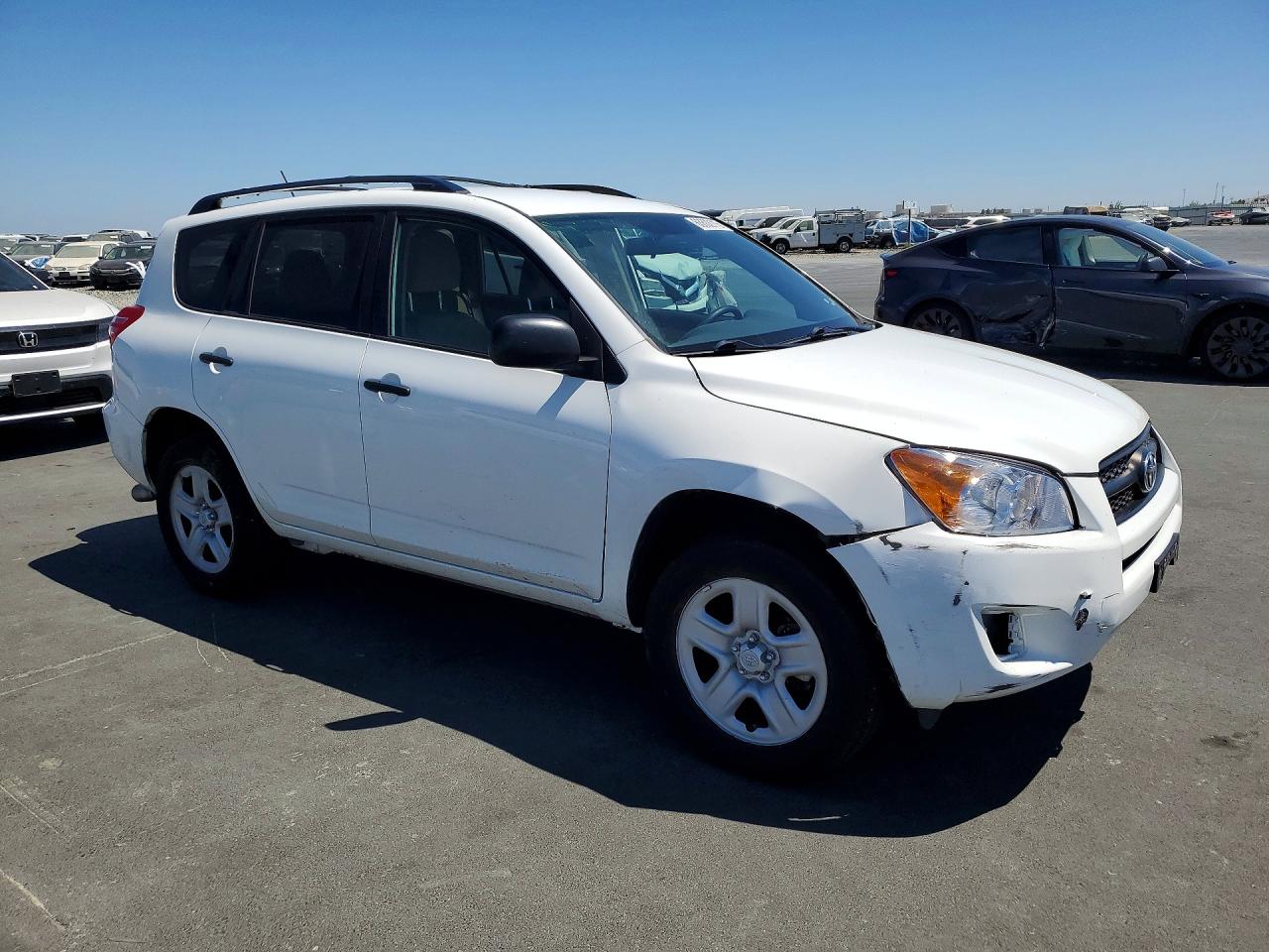 2011 Toyota Rav4 Base Белый vin: 2T3BK4DV5BW060810