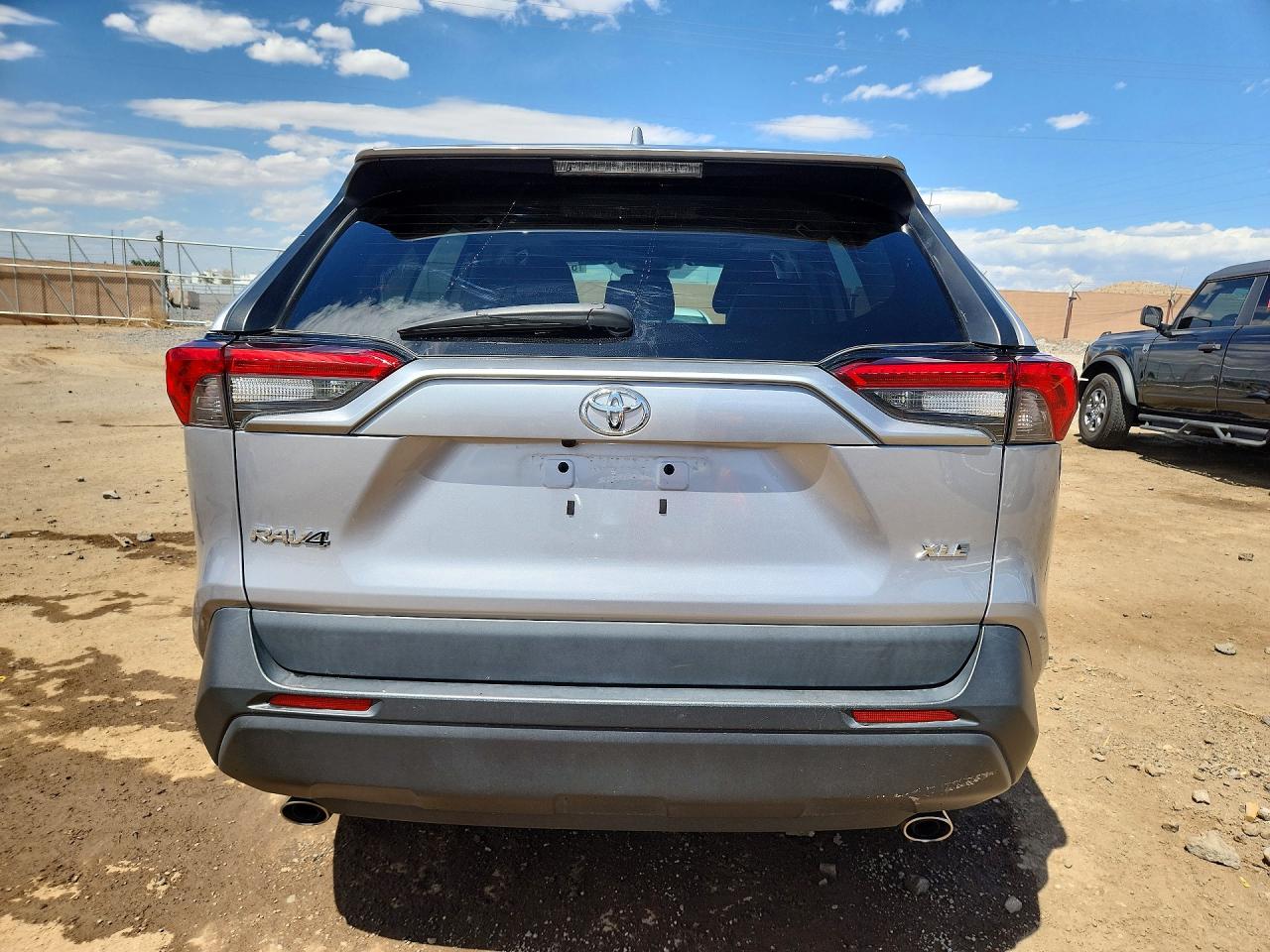 2021 Toyota Rav4 Xle Premium Silver vin: 2T3C1RFV3MC118631
