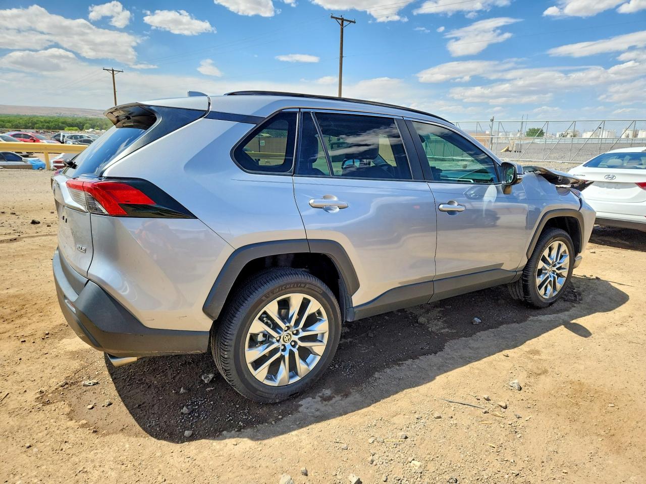 2021 Toyota Rav4 Xle Premium Silver vin: 2T3C1RFV3MC118631