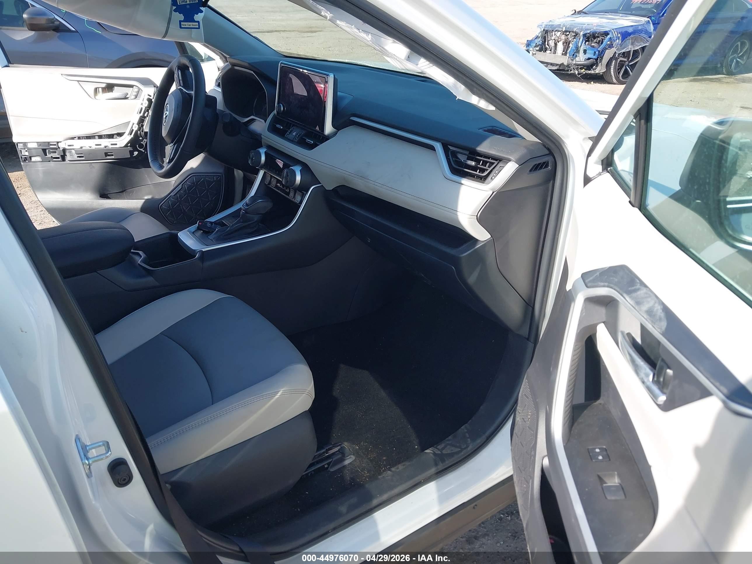 2025 Toyota Rav4 Xle Premium White vin: 2T3C1RFV5SW441395