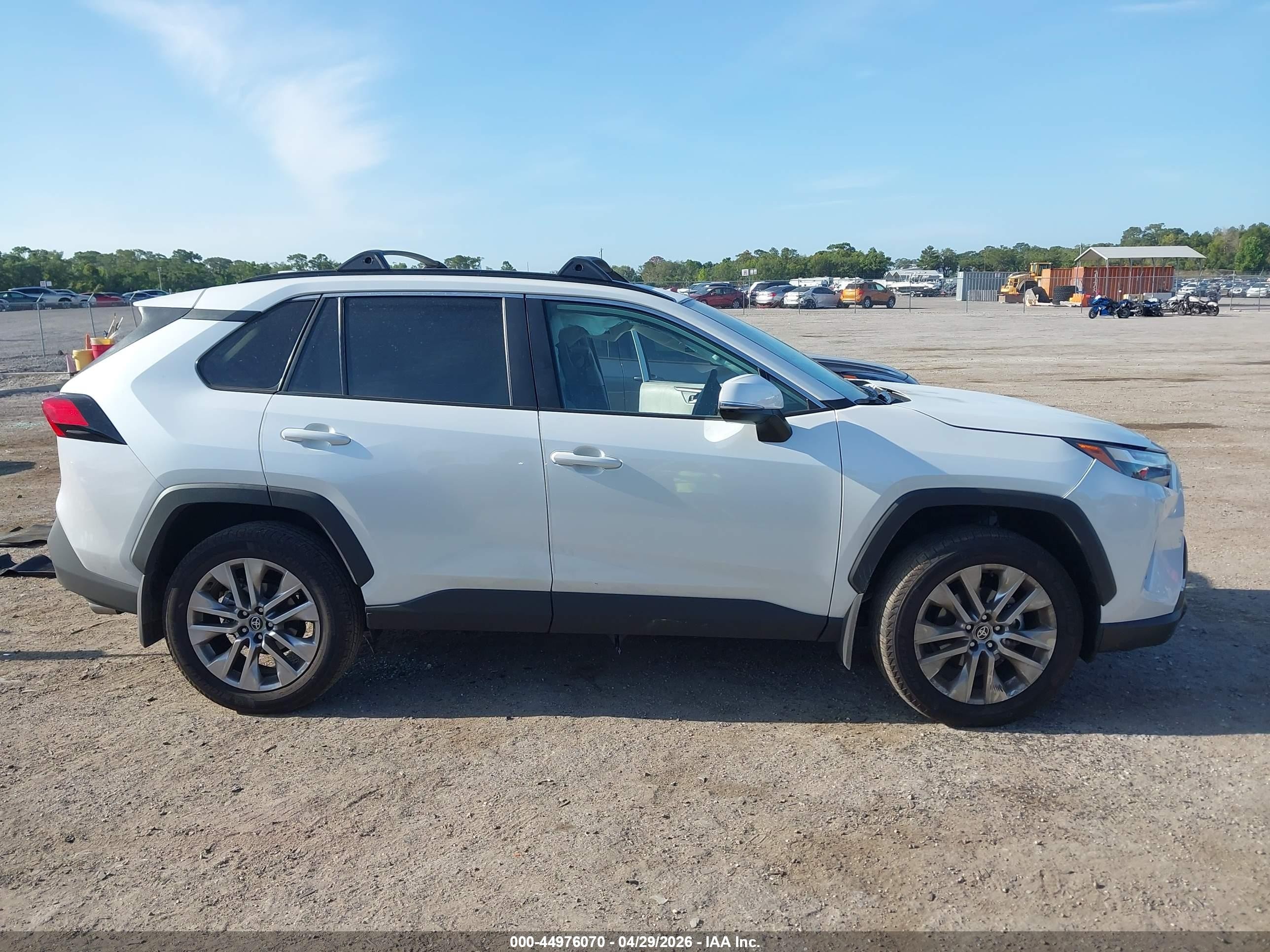 2025 Toyota Rav4 Xle Premium White vin: 2T3C1RFV5SW441395