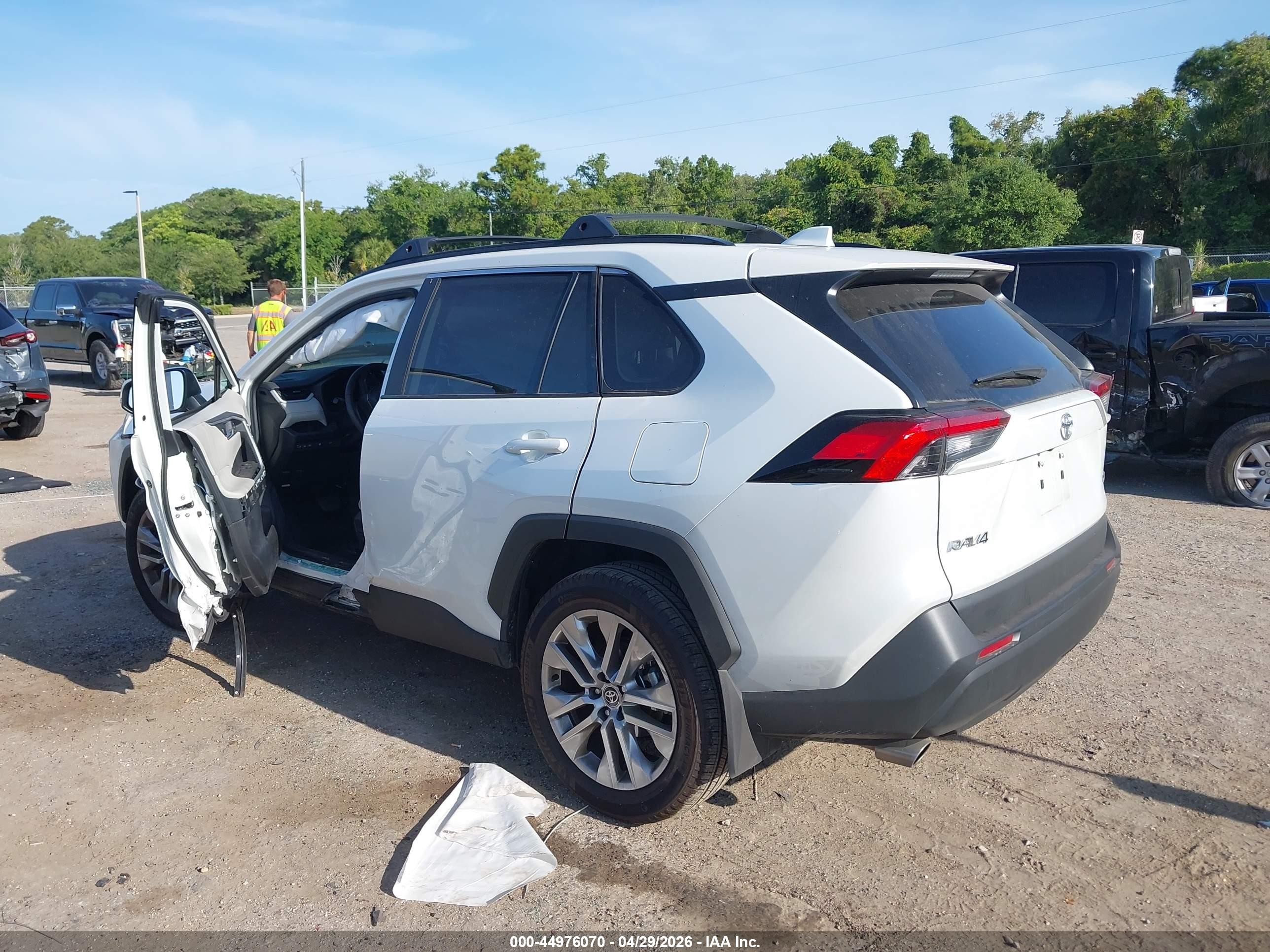 2025 Toyota Rav4 Xle Premium White vin: 2T3C1RFV5SW441395