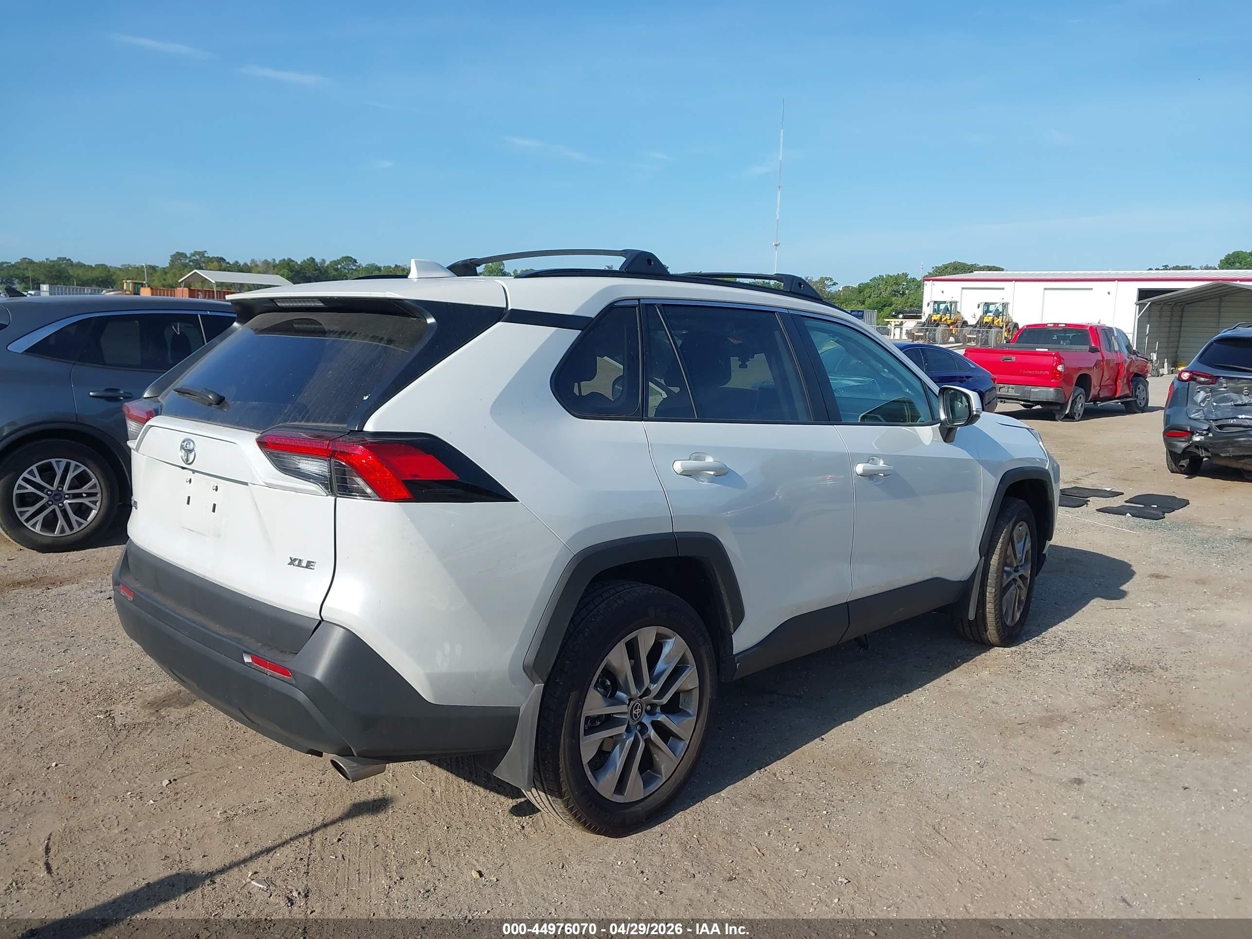 2025 Toyota Rav4 Xle Premium White vin: 2T3C1RFV5SW441395