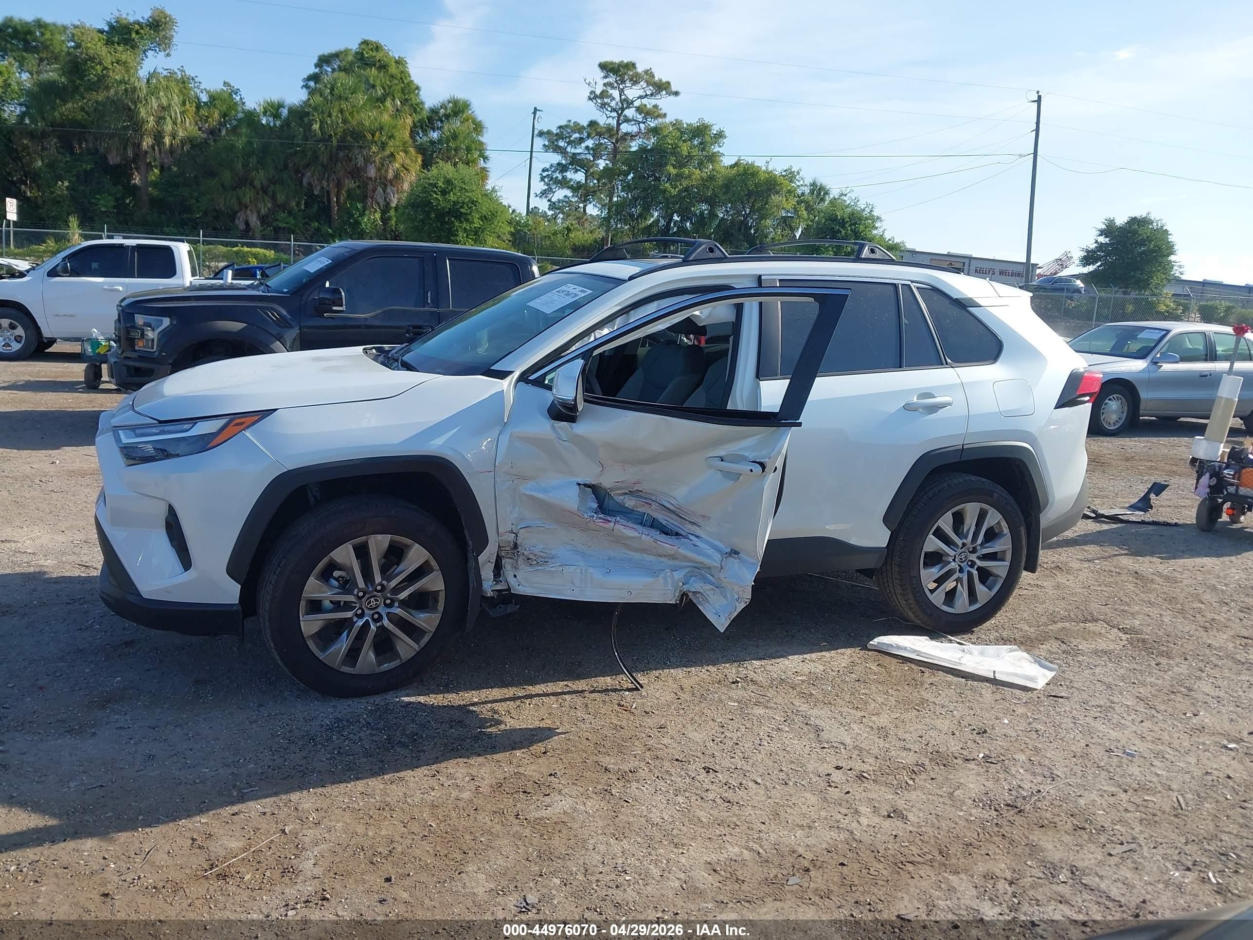2025 Toyota Rav4 Xle Premium White vin: 2T3C1RFV5SW441395