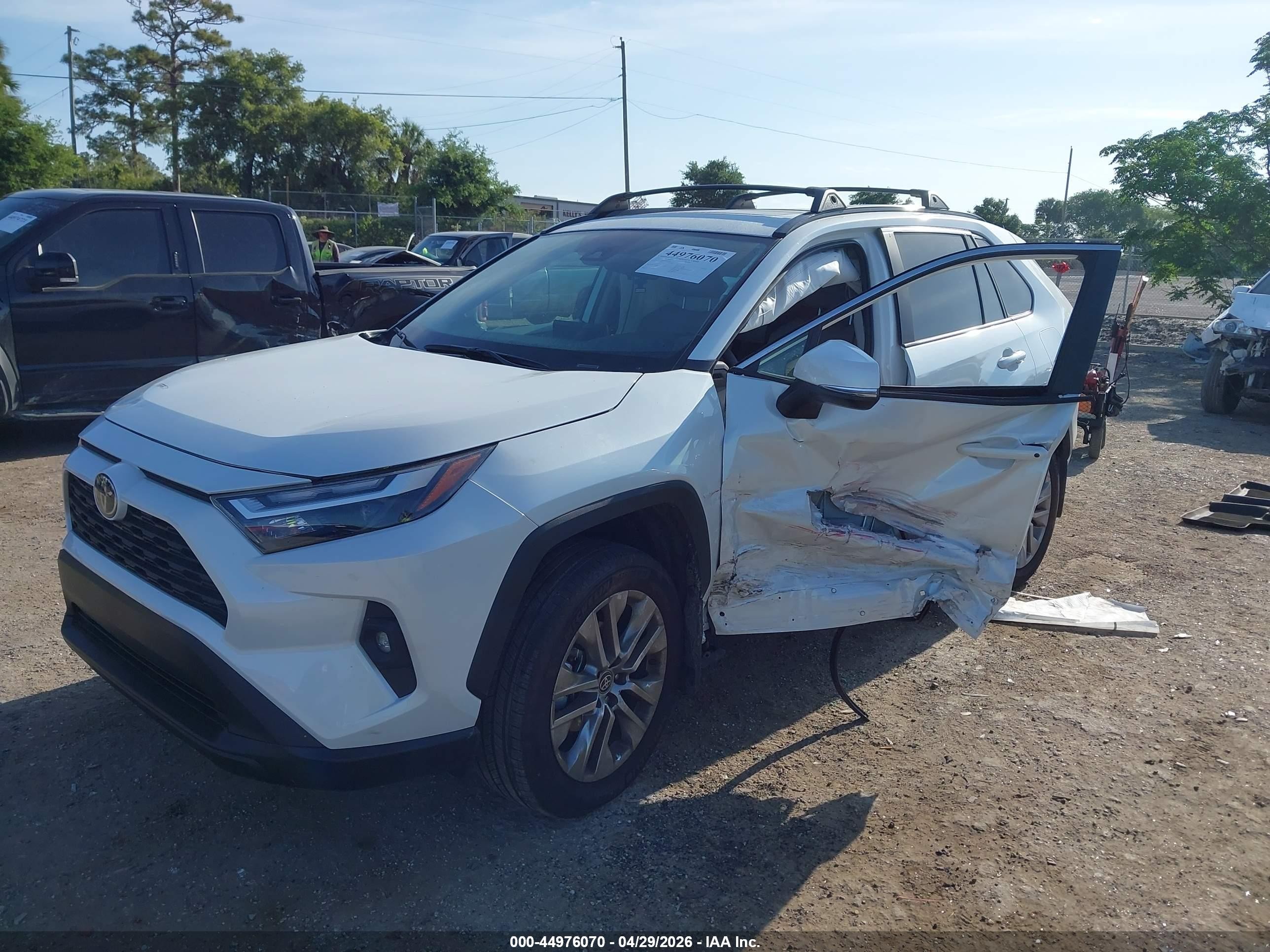2025 Toyota Rav4 Xle Premium White vin: 2T3C1RFV5SW441395