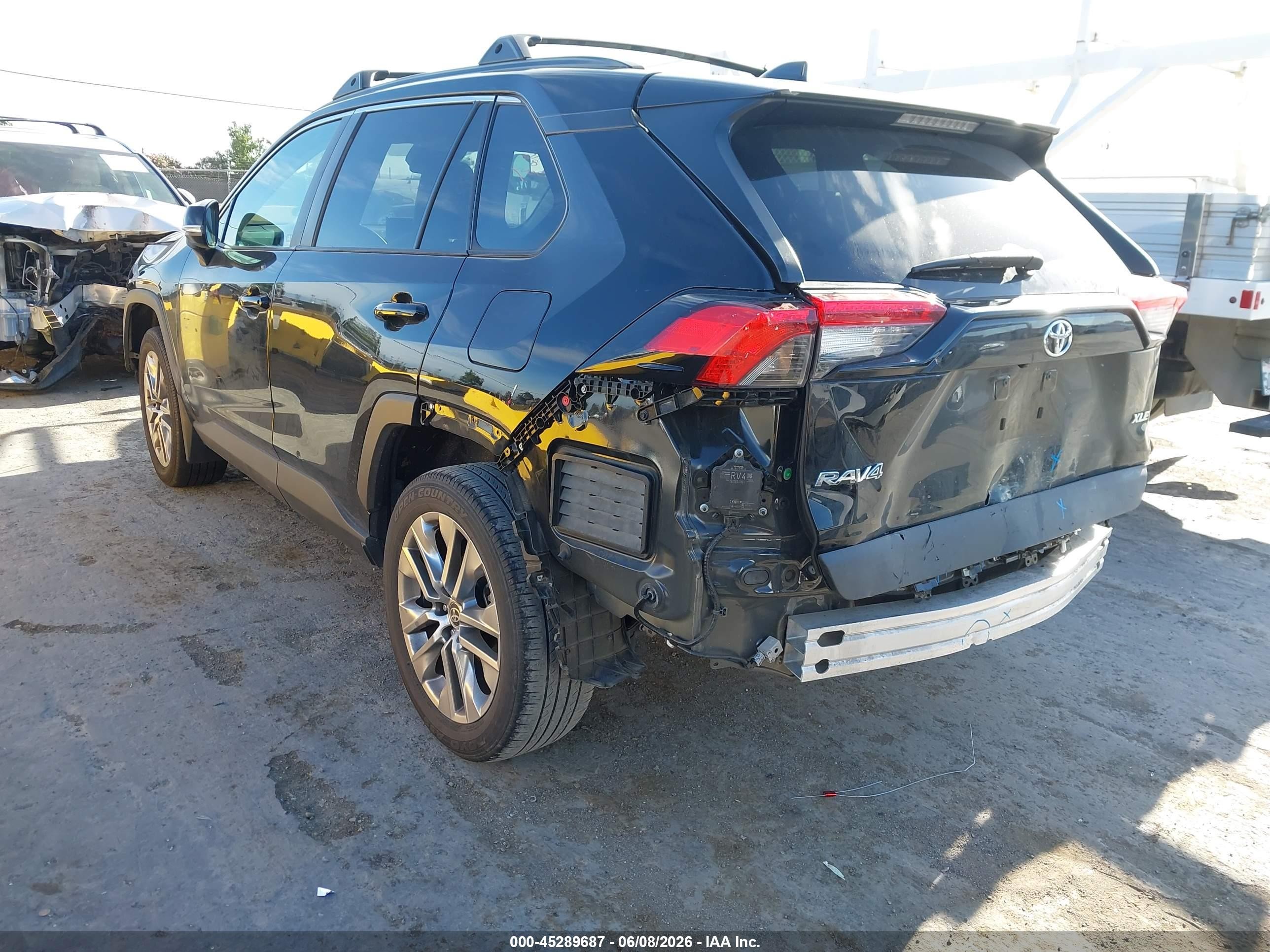 2021 Toyota Rav4 Xle Premium Black vin: 2T3C1RFV8MC139202