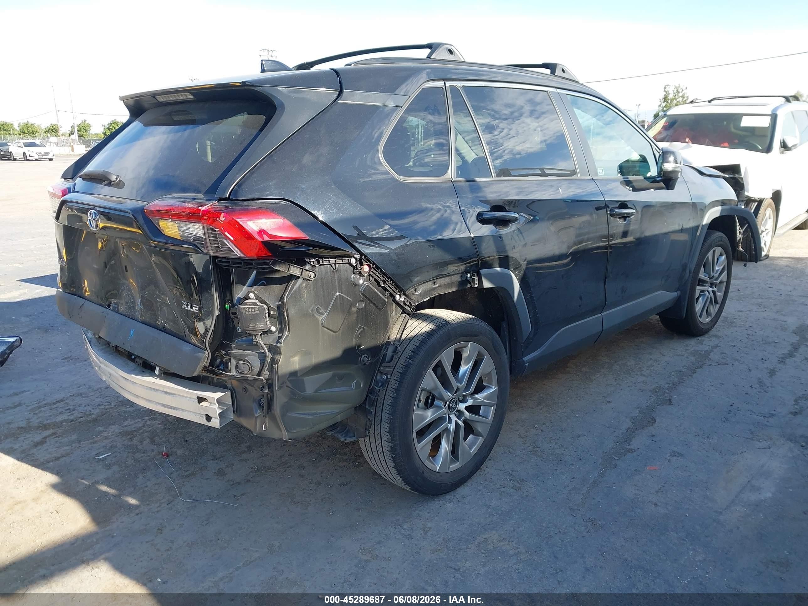 2021 Toyota Rav4 Xle Premium Black vin: 2T3C1RFV8MC139202