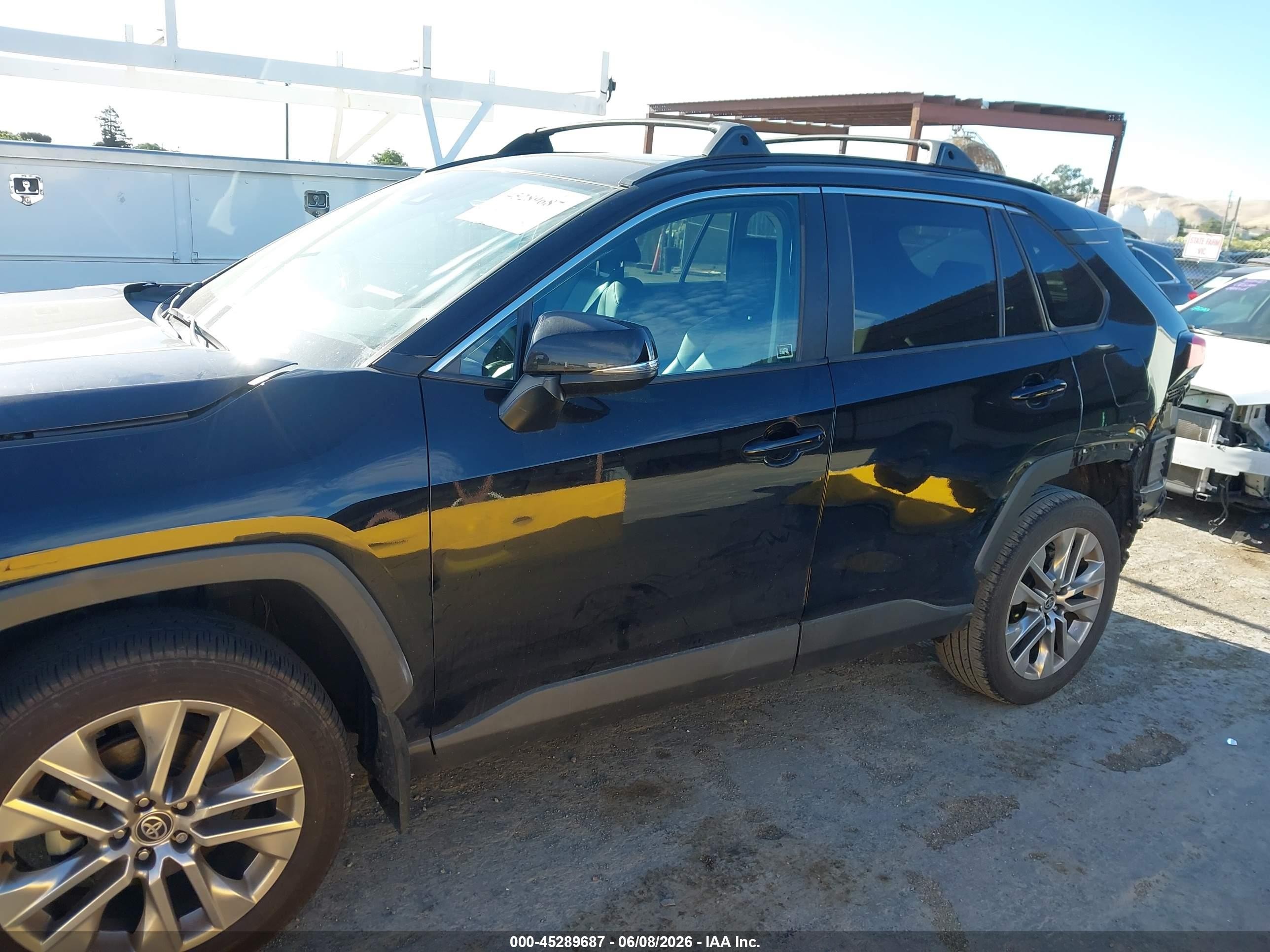2021 Toyota Rav4 Xle Premium Black vin: 2T3C1RFV8MC139202