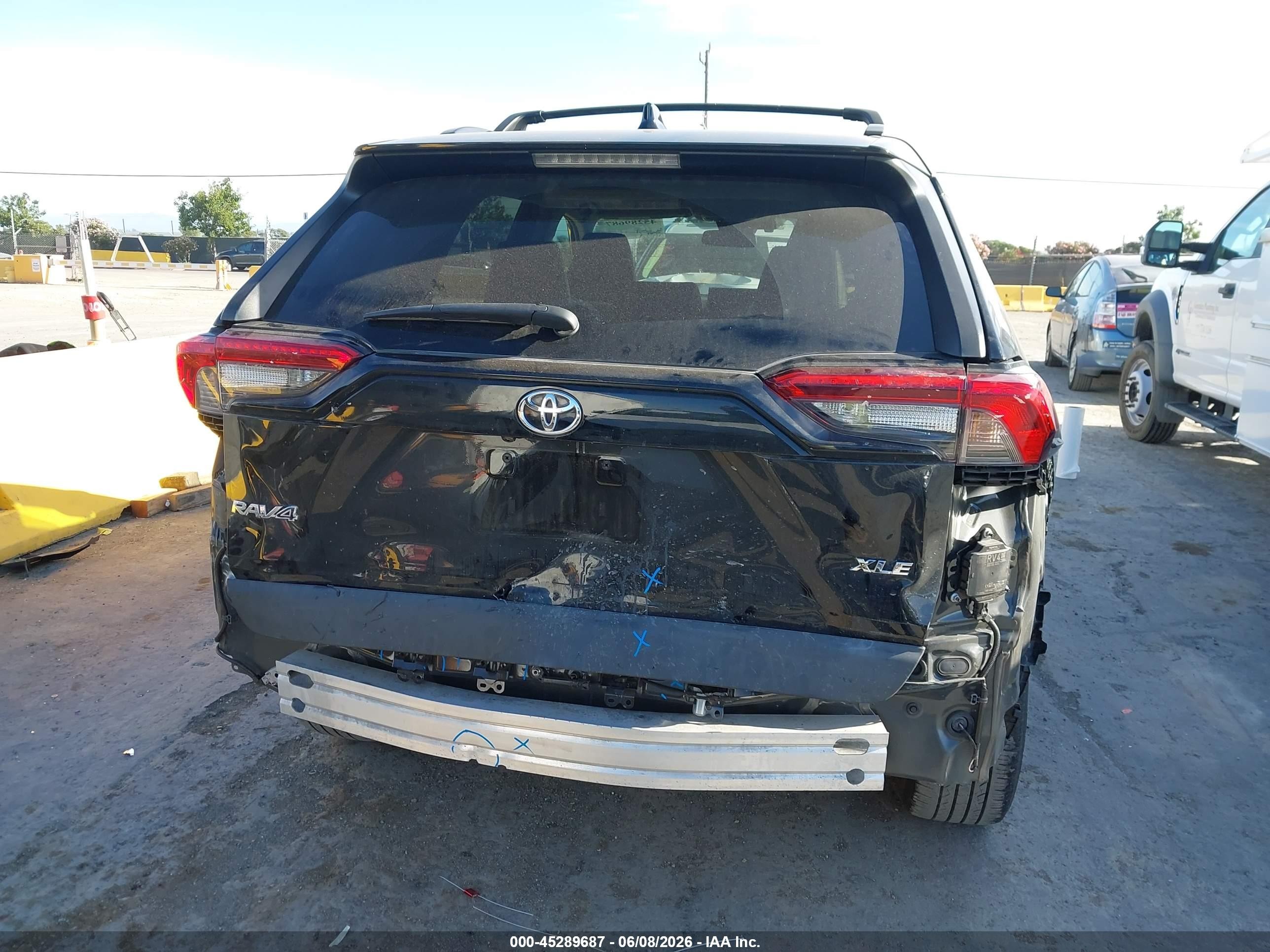 2021 Toyota Rav4 Xle Premium Black vin: 2T3C1RFV8MC139202