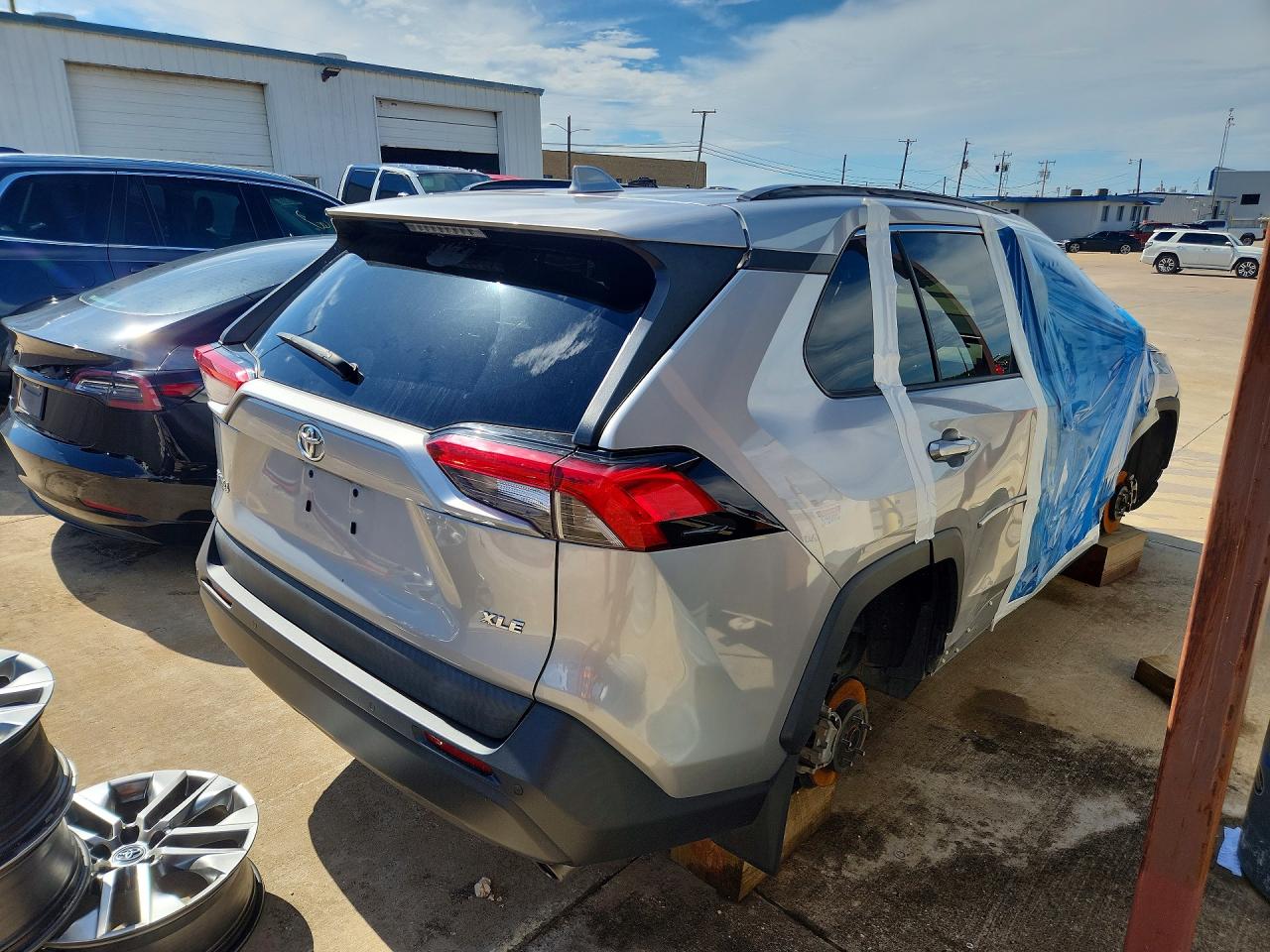 2019 Toyota Rav4 Xle Premium Серебряный vin: 2T3C1RFV9KW051724