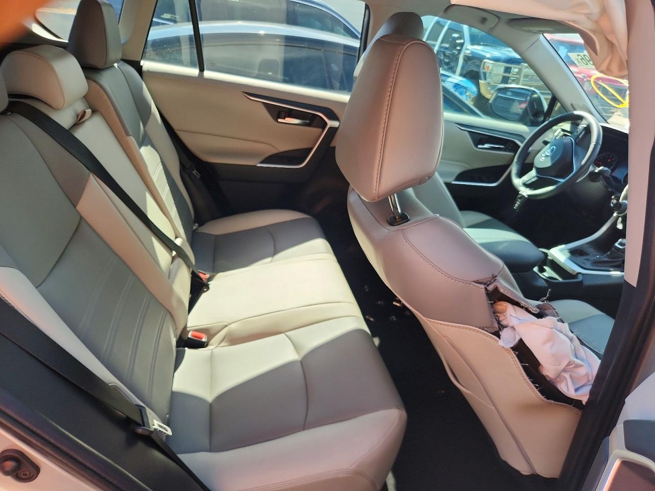 2019 Toyota Rav4 Xle Premium Серебряный vin: 2T3C1RFV9KW051724