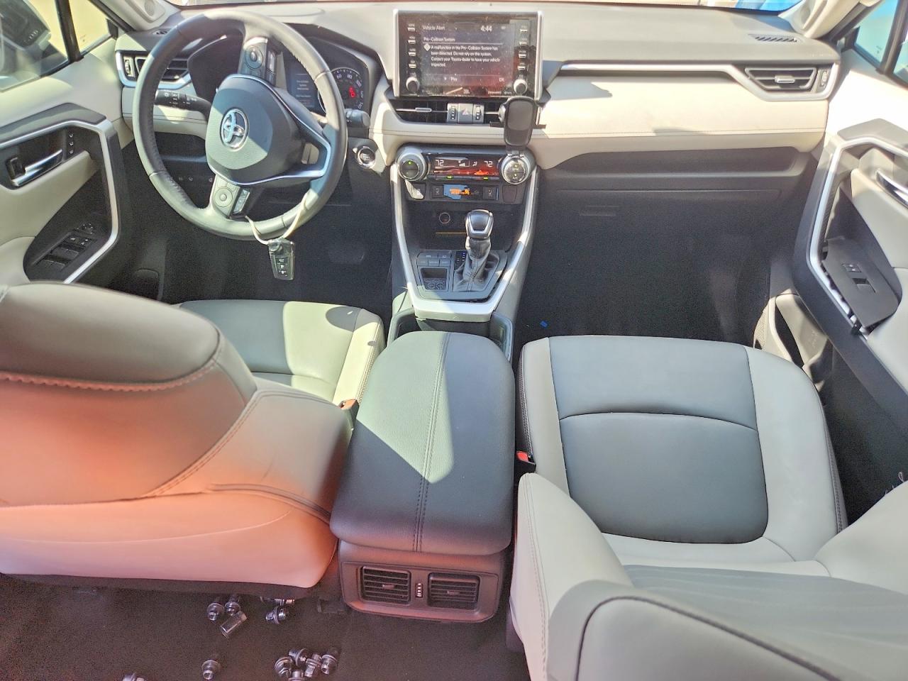 2019 Toyota Rav4 Xle Premium Серебряный vin: 2T3C1RFV9KW051724