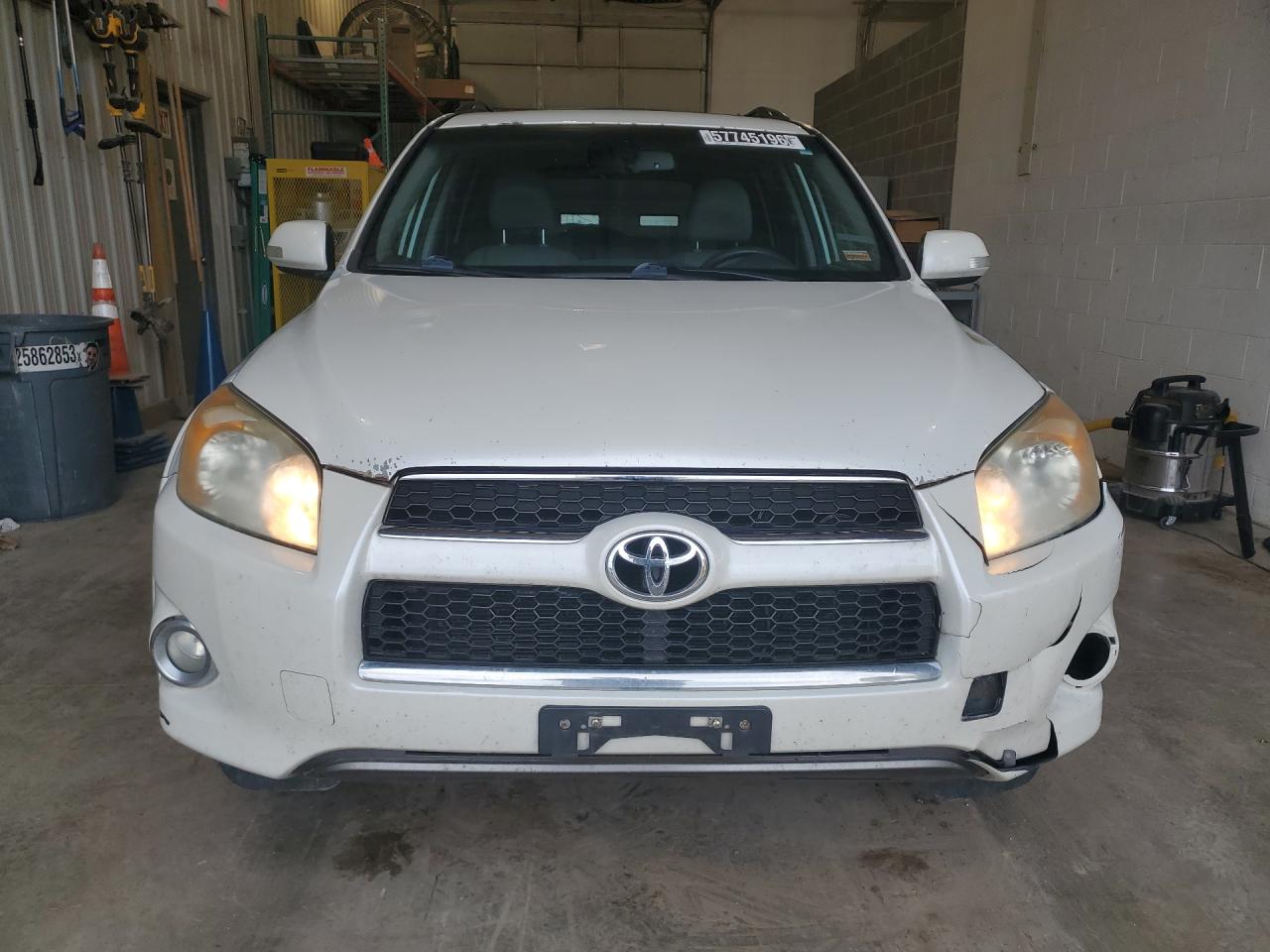 2011 Toyota Rav4 Limited Белый vin: 2T3DF4DV9BW136641 Damage: Hood, Chipped, 3
