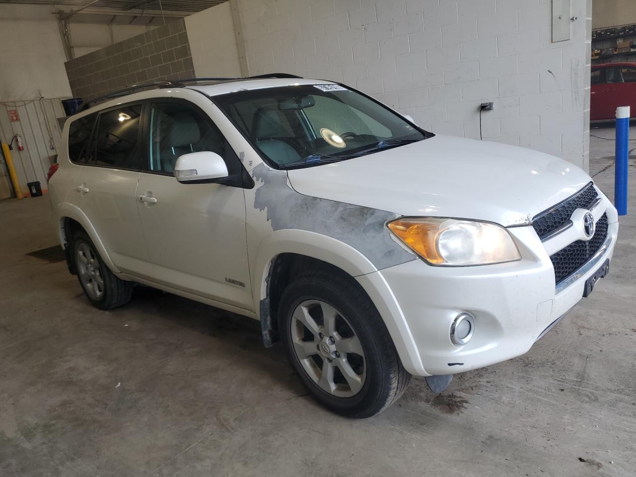 2011 Toyota Rav4 Limited Белый vin: 2T3DF4DV9BW136641 Damage: Right Front Fender, Peeling, > 12 Inches