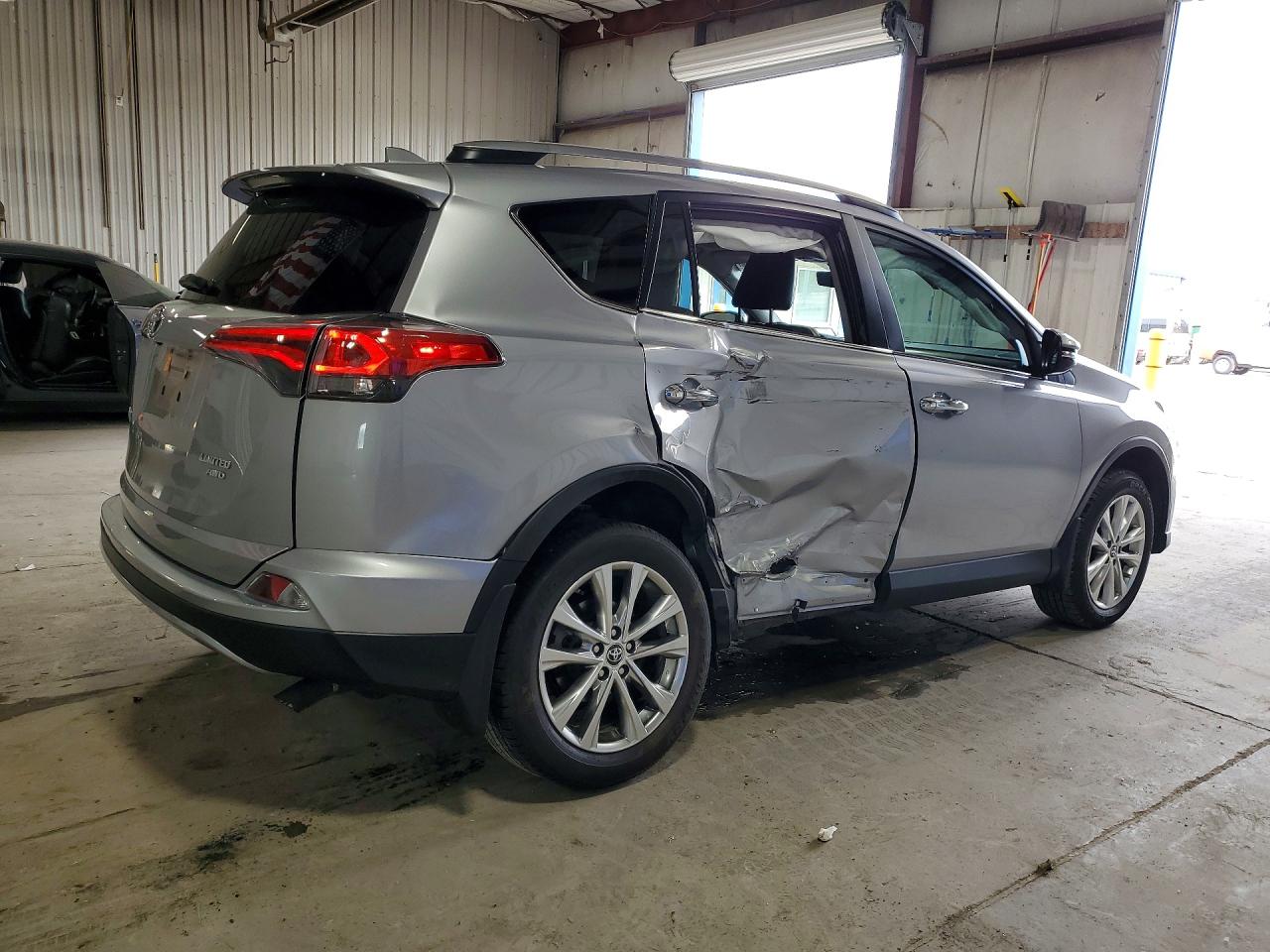 2017 Toyota Rav4 Limited Серебряный vin: 2T3DFREV4HW680064