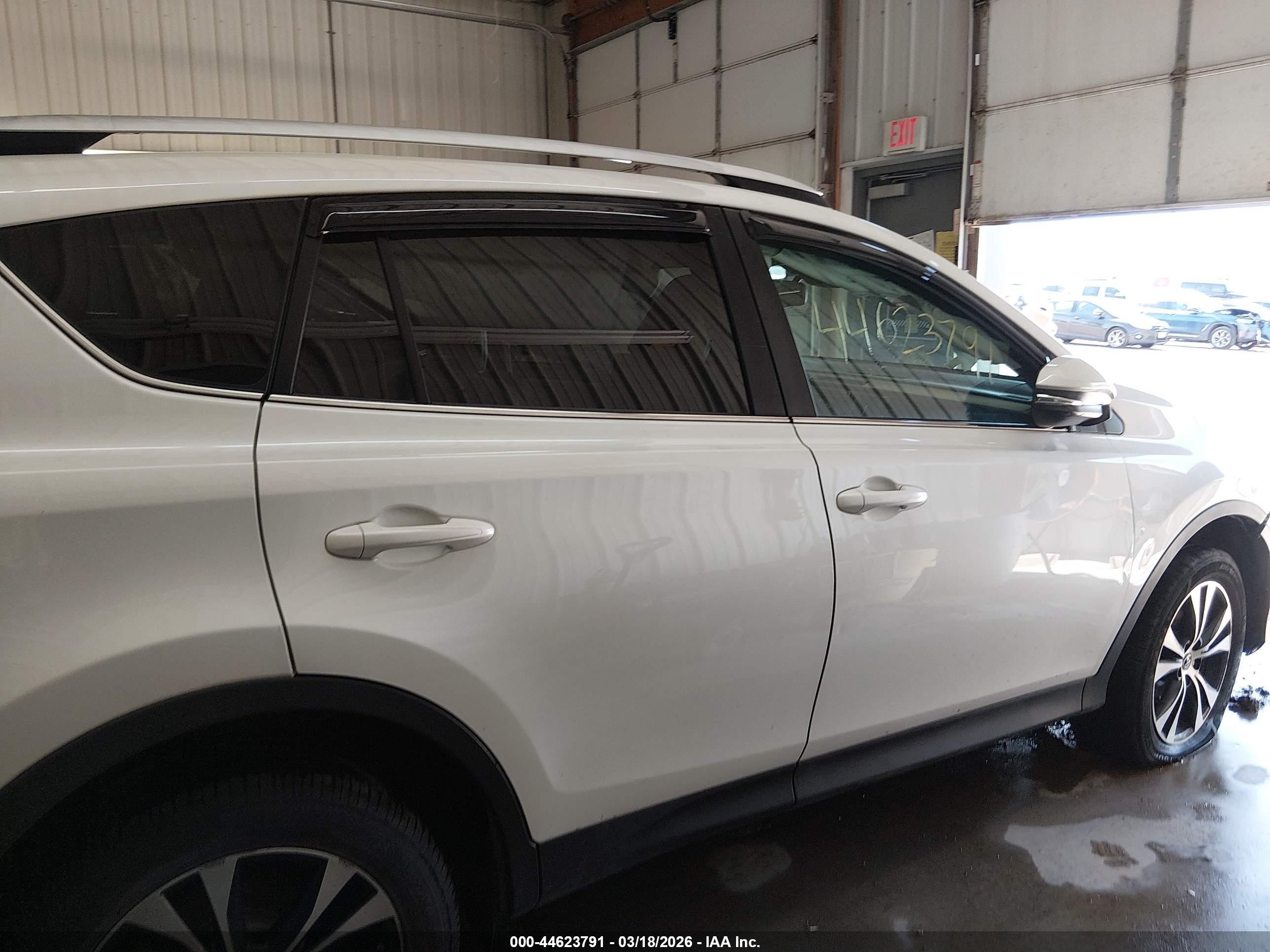 2015 Toyota Rav4 Limited White vin: 2T3DFREV9FW327753