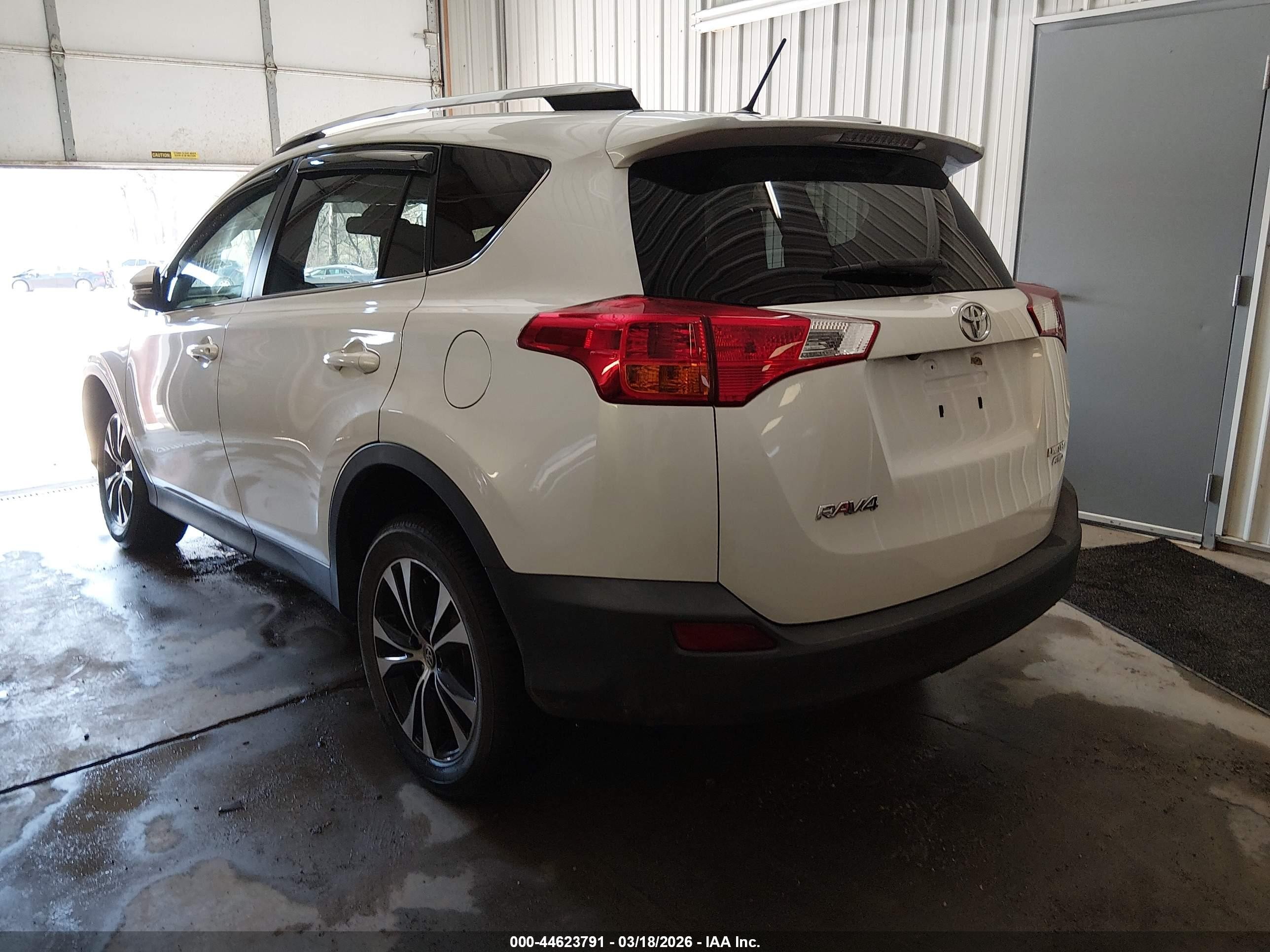2015 Toyota Rav4 Limited White vin: 2T3DFREV9FW327753