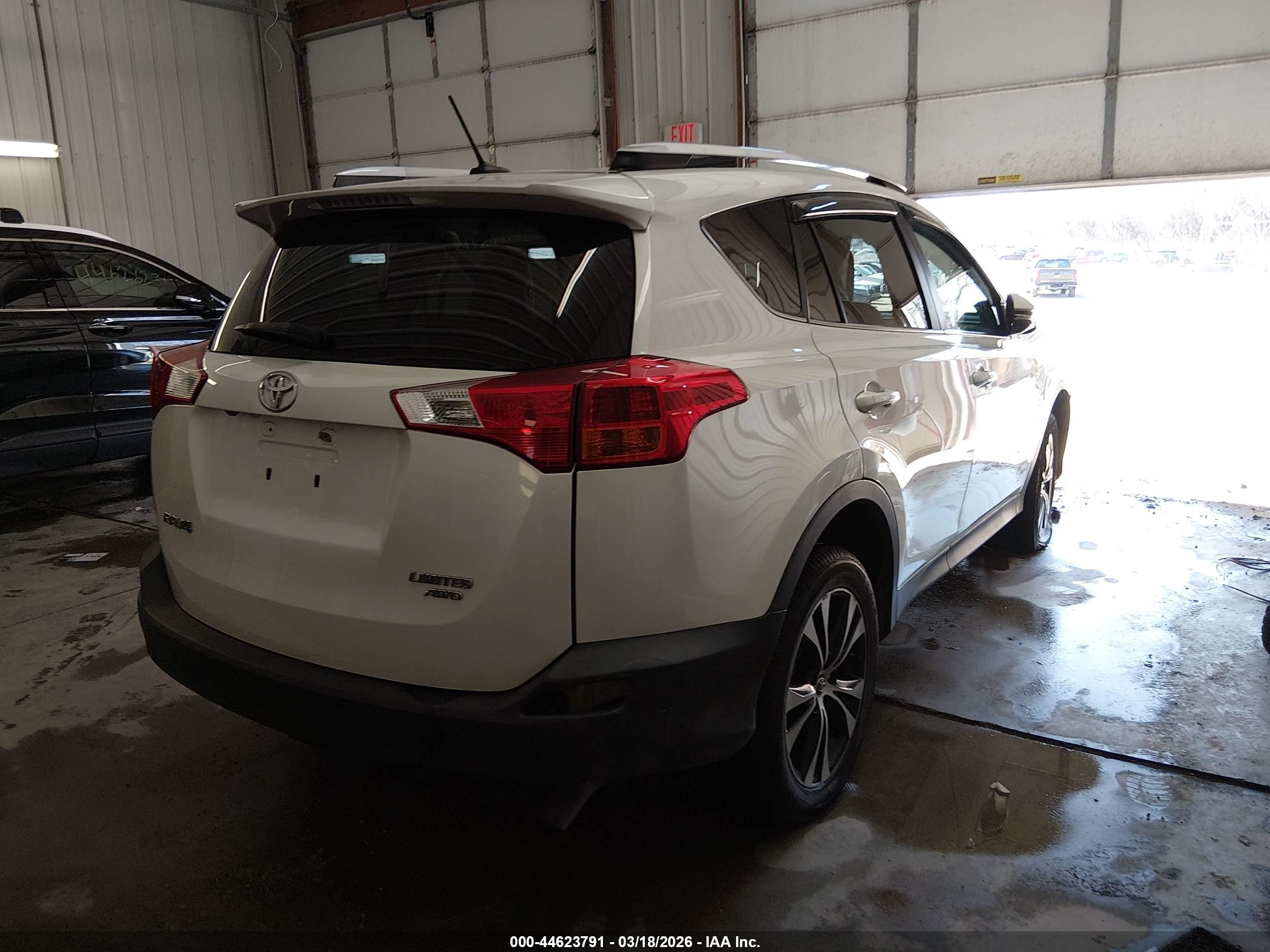 2015 Toyota Rav4 Limited White vin: 2T3DFREV9FW327753