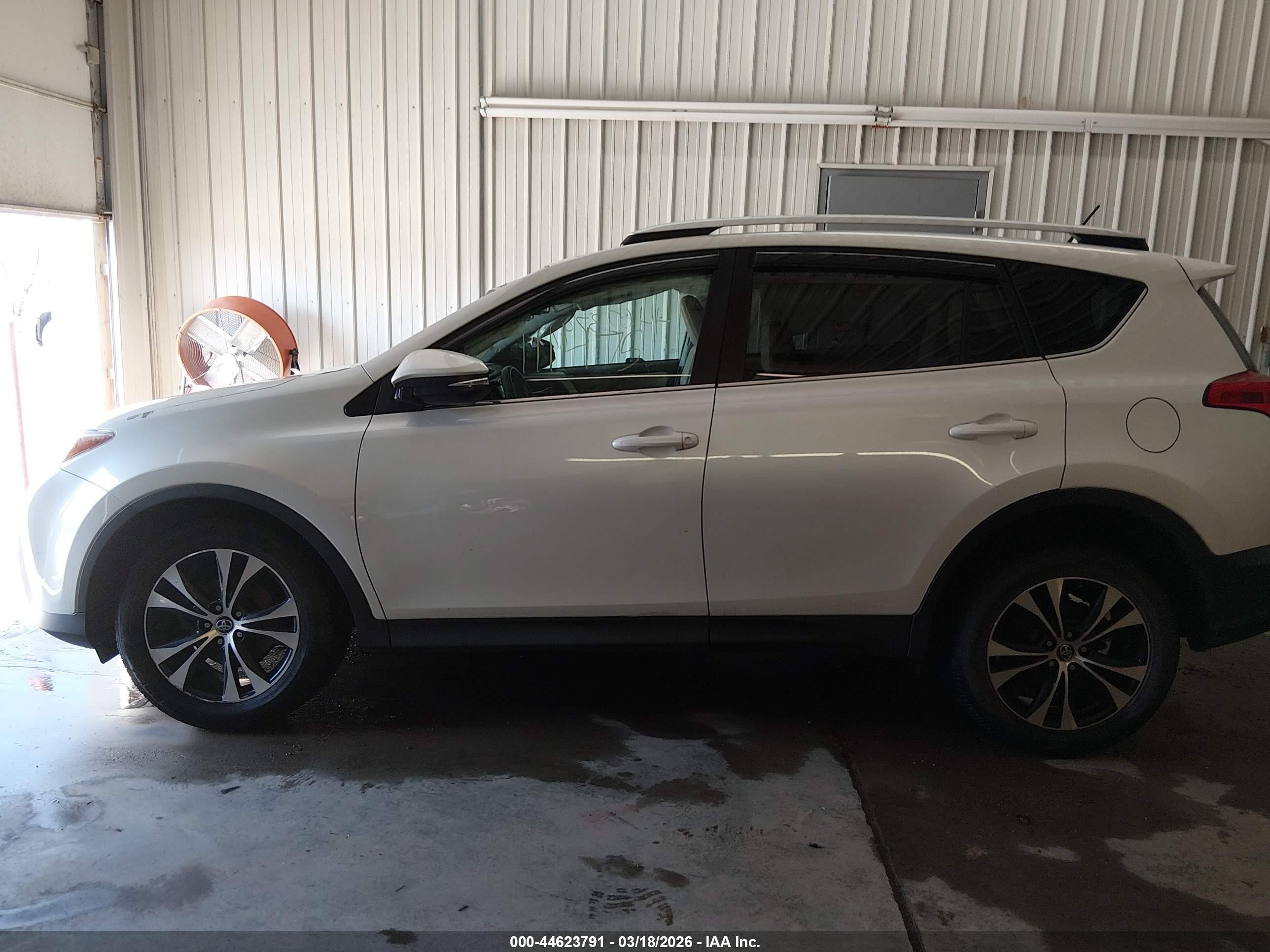 2015 Toyota Rav4 Limited White vin: 2T3DFREV9FW327753