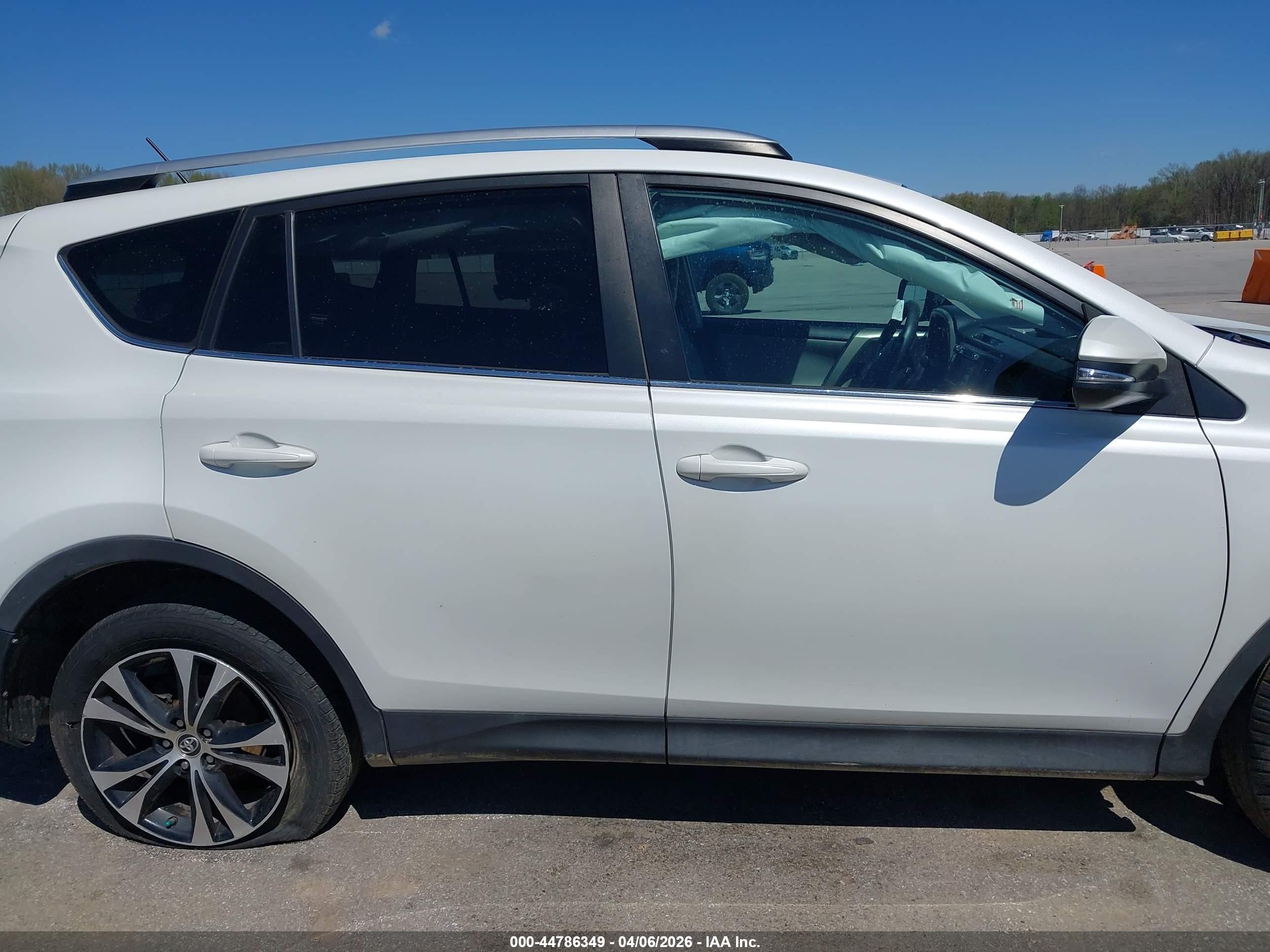 2015 Toyota Rav4 Limited White vin: 2T3DFREV9FW345928