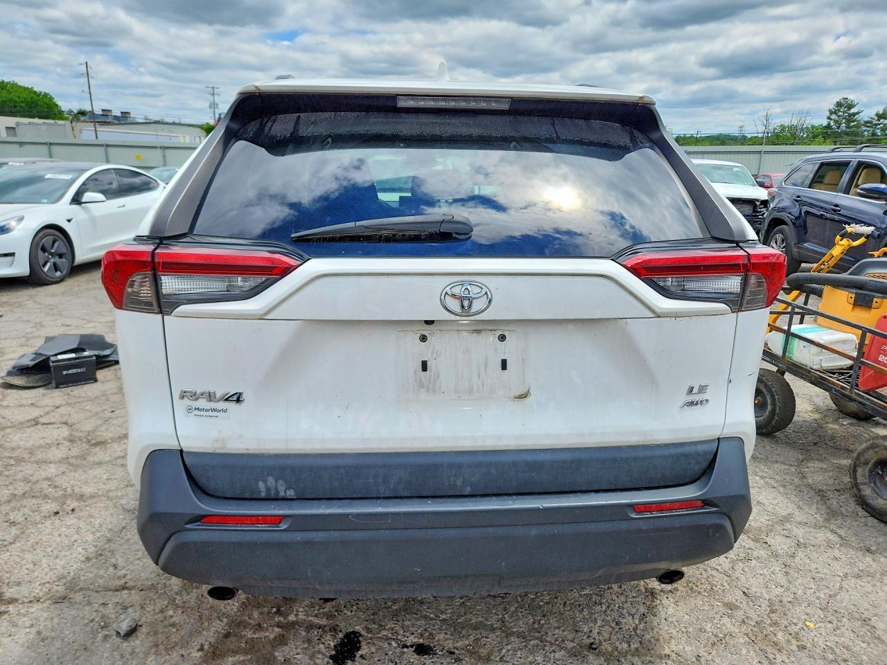 2019 Toyota Rav4 Le White vin: 2T3F1RFV8KC043399