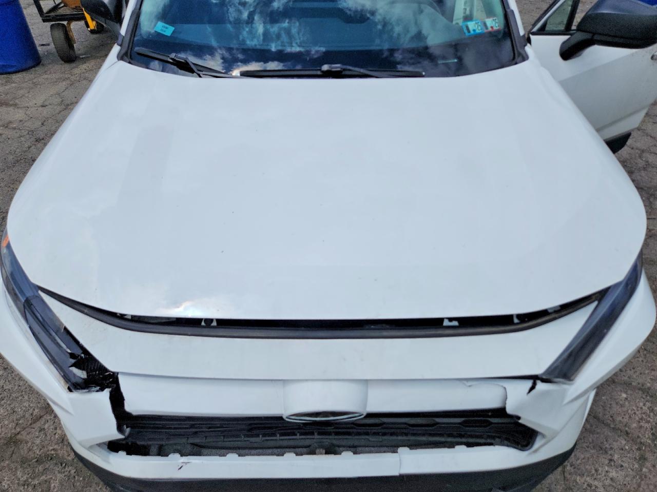 2019 Toyota Rav4 Le White vin: 2T3F1RFV8KC043399