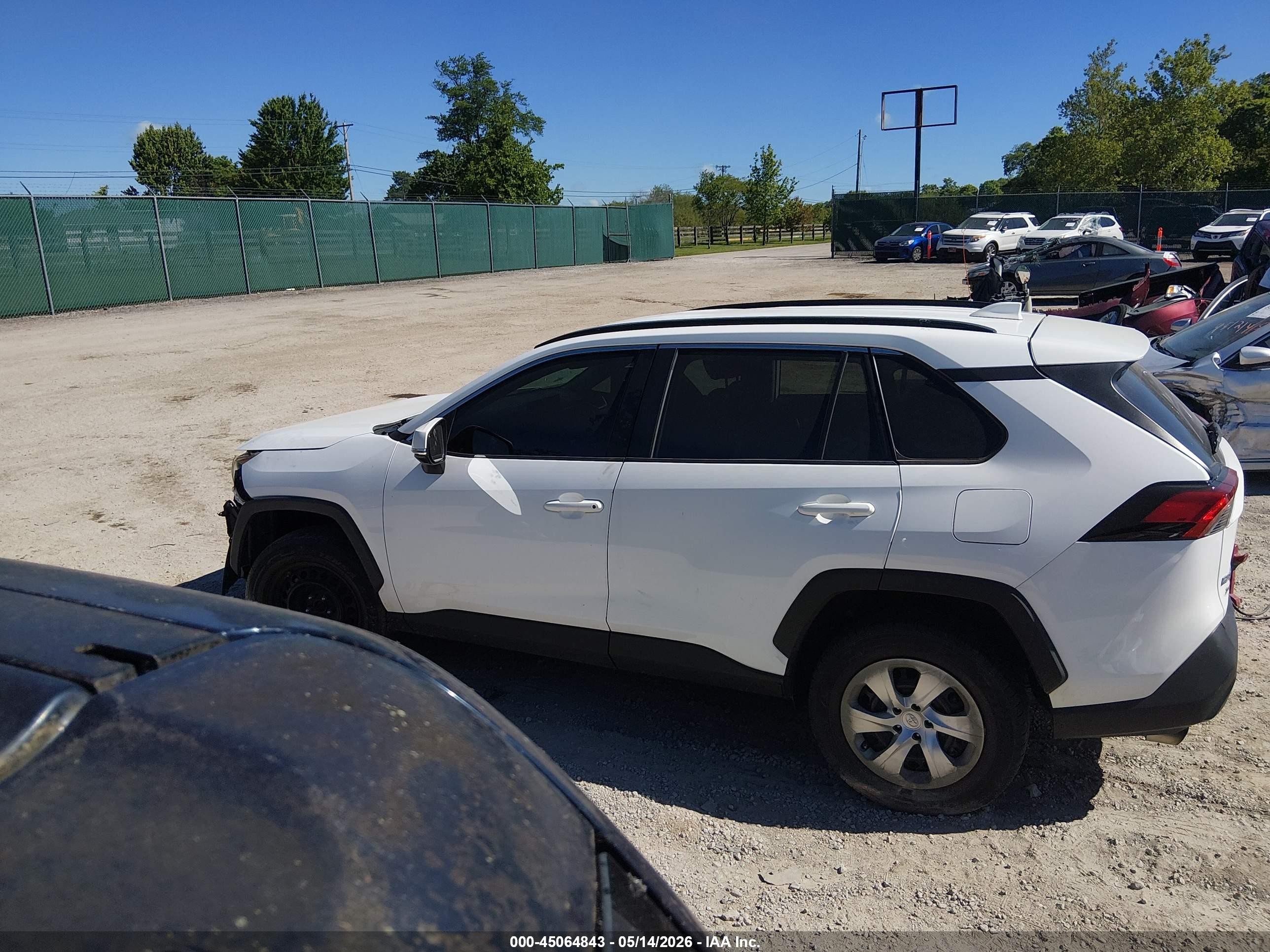 2019 Toyota Rav4 Le Белый vin: 2T3G1RFV8KW015945